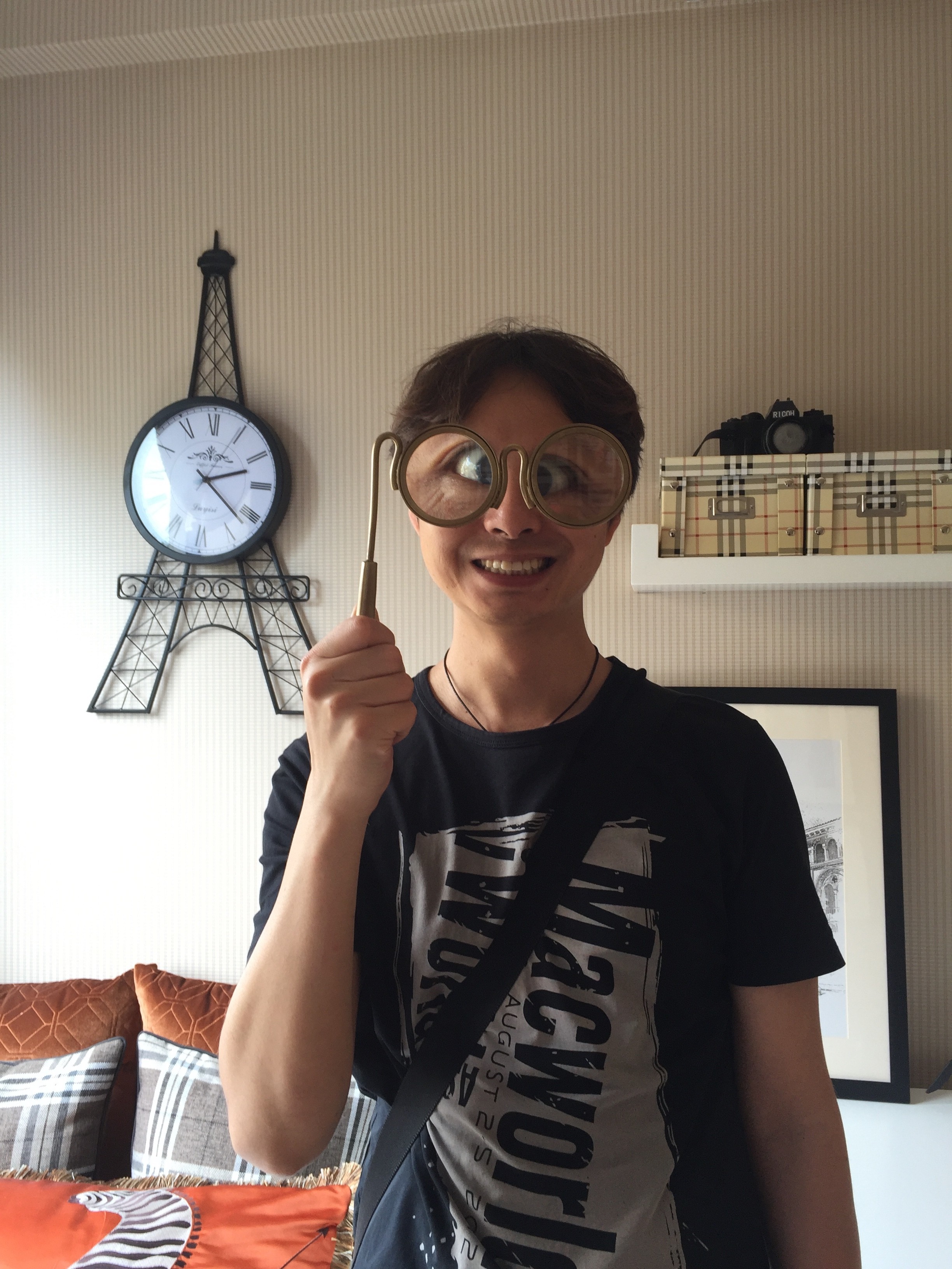 佩戴大眼镜的年轻男子