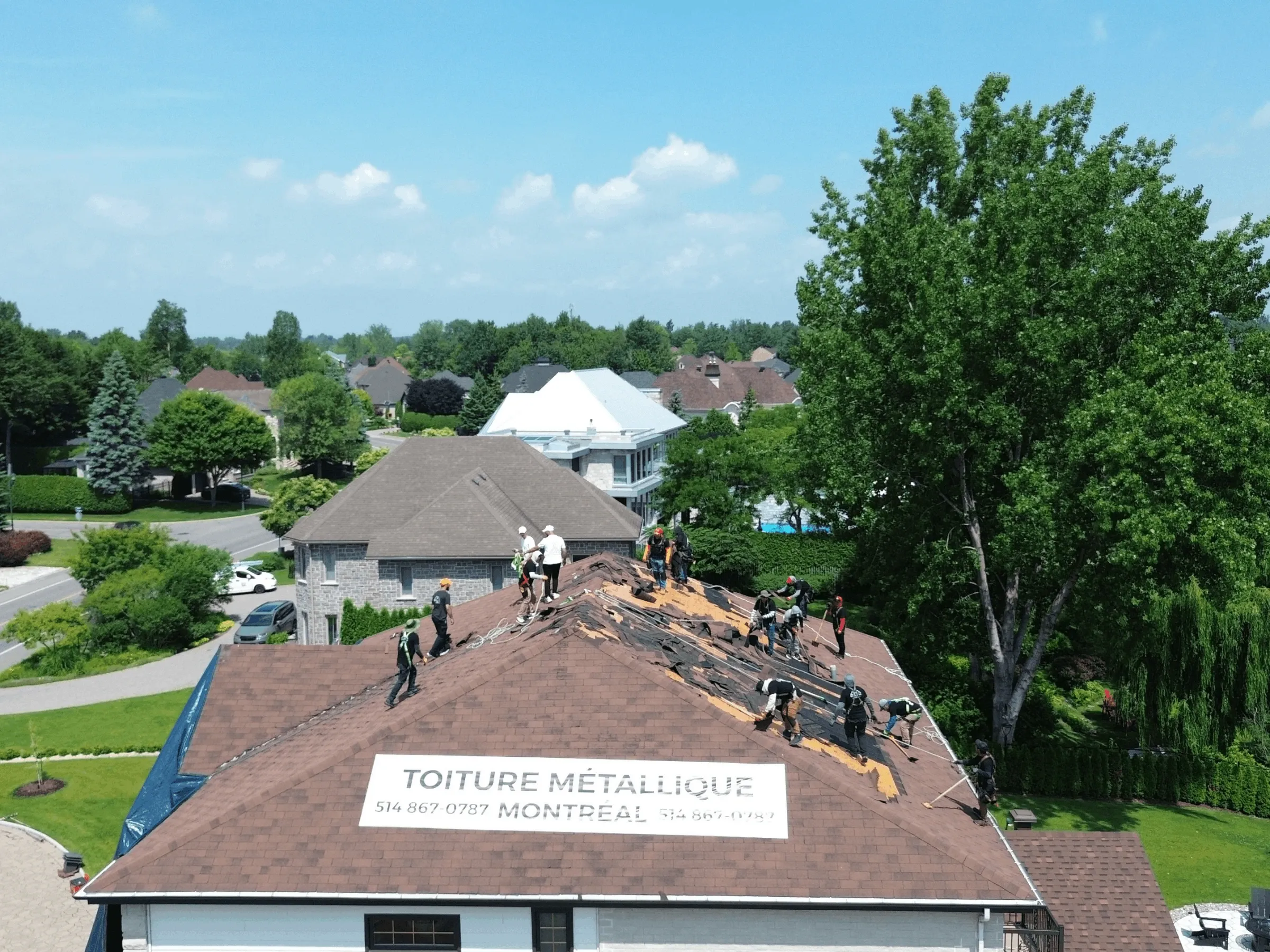 Équipe installant une toiture résidentielle dans les zones desservies du Grand Montréal