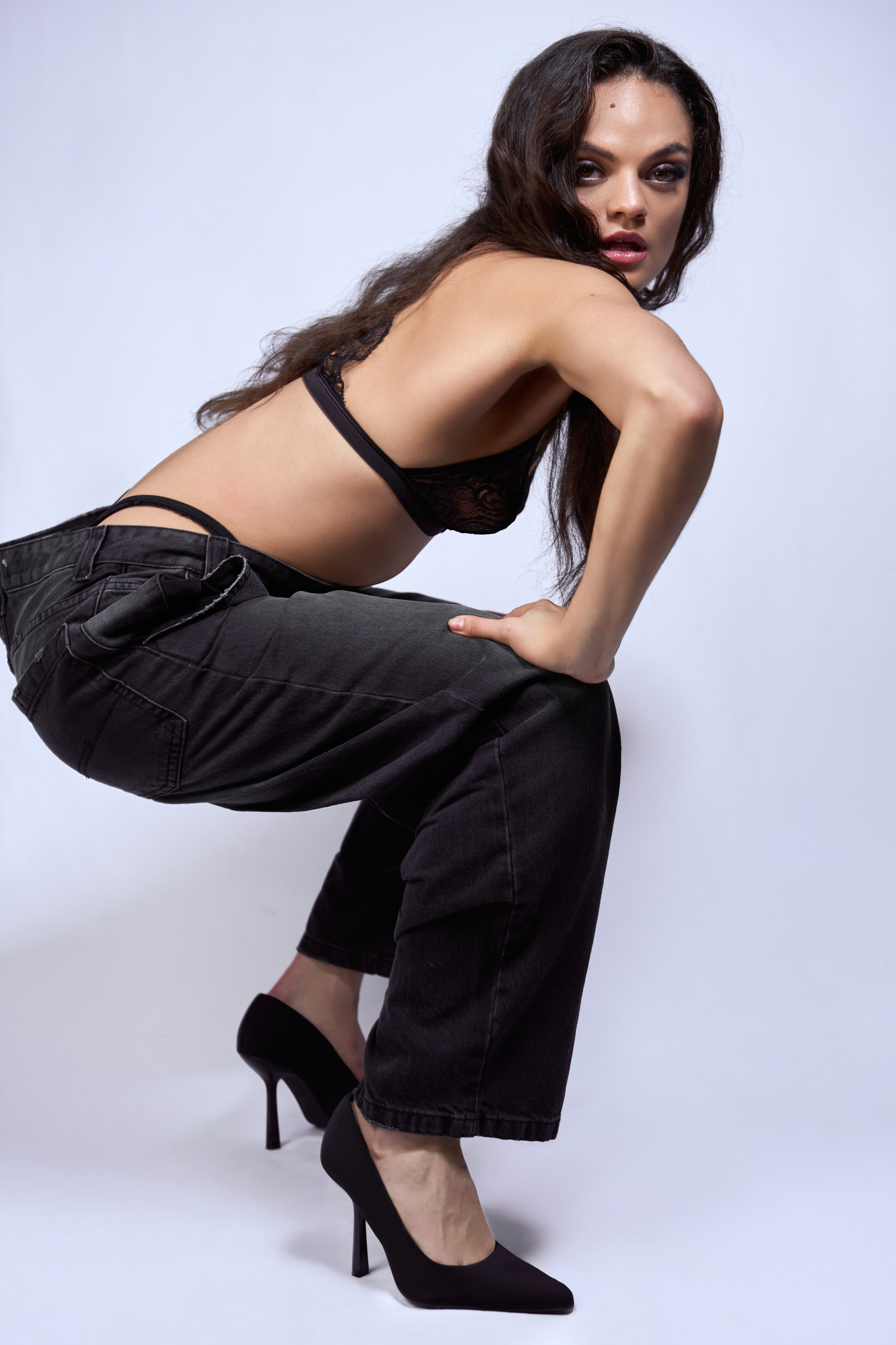 Woman in black bra and pants posing in estudio creativo, showcasing moda and estilo in Palma, Mallorca, with fotografia profesional capturing her autenticidad and sofisticación, highlighting imagen de marca and excelencia.