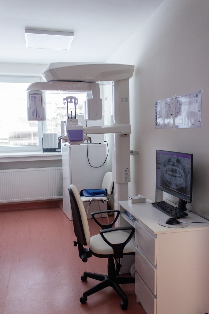 Röntgenová miestnosť ambulancie ANN Dental s moderným zobrazovacím prístrojom pripraveným na vyšetrenie.