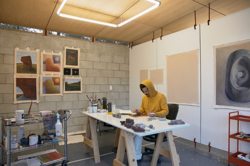 Artista trabajando en el estudio de Cobertizo residencia artística, Jilotepec, México