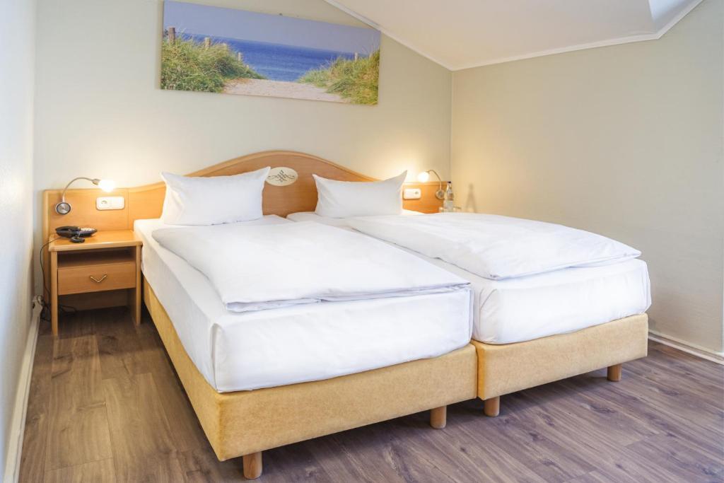 white bed comforter
