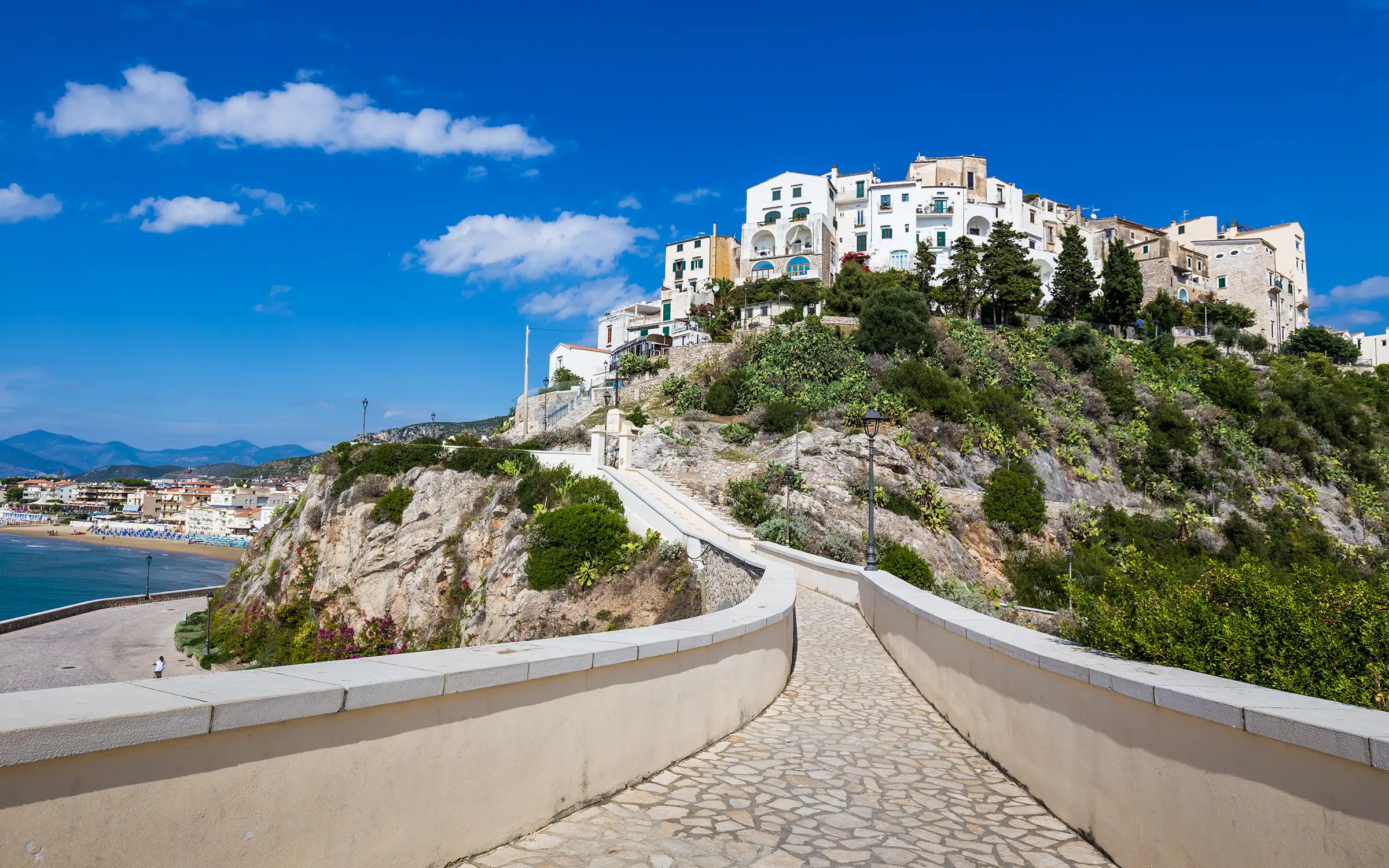 Dag 1 sykler vi til Lake Annecy