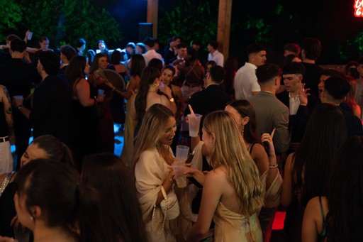 Ambiente nocturno en fiesta universitaria en Barcelona con música y baile