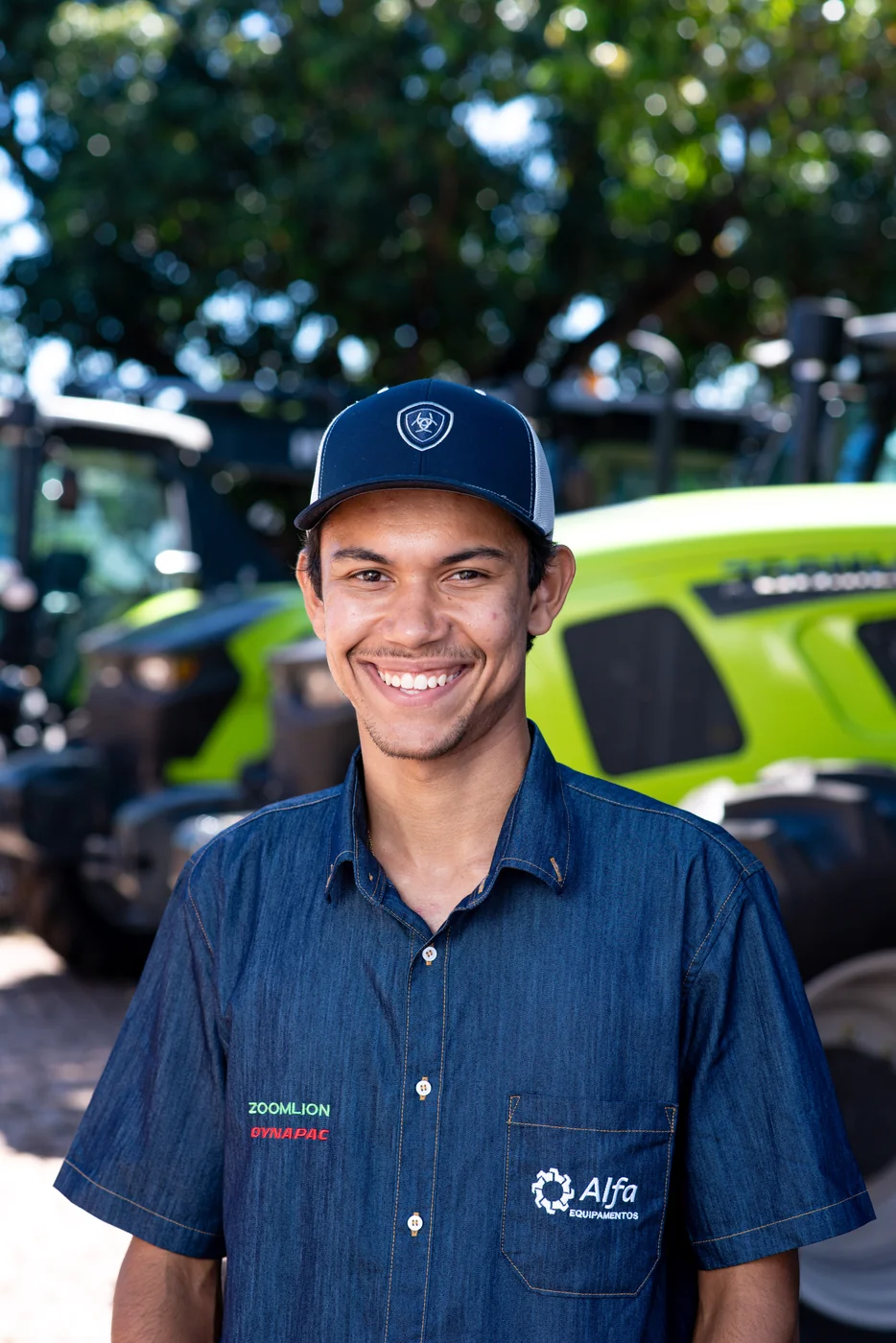 Colaborador da Alfa Equipamentos com trator Zoomlion em Mato Grosso do Sul