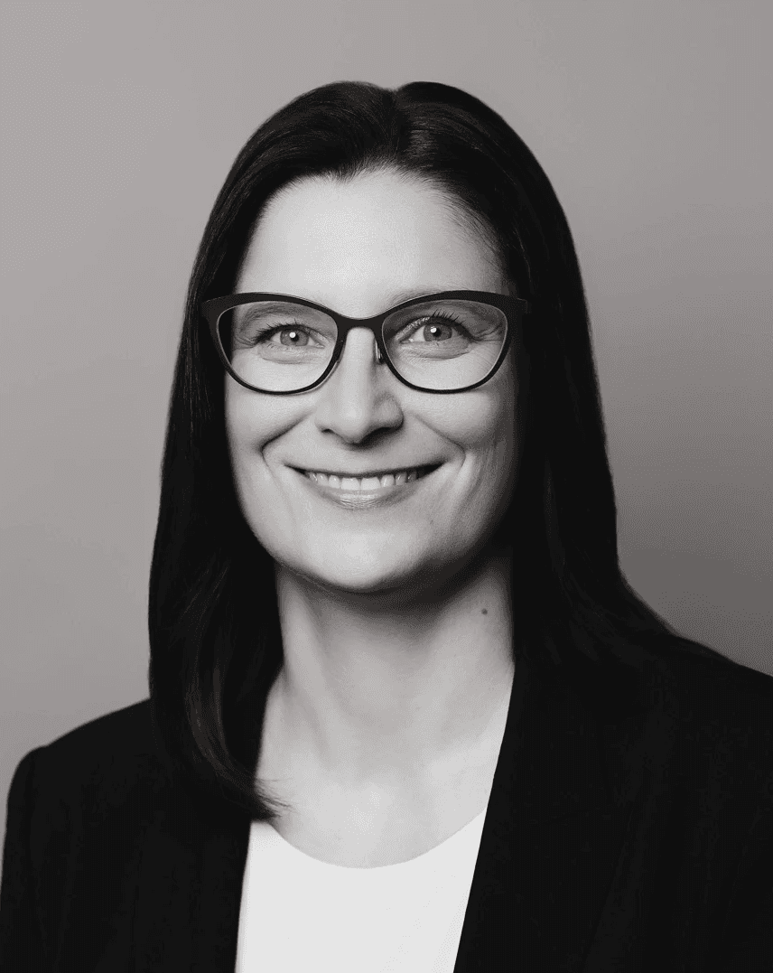 Schwarz-weißes Porträtfoto von Miriam Wolschon, Senior Consultant bei public imaging