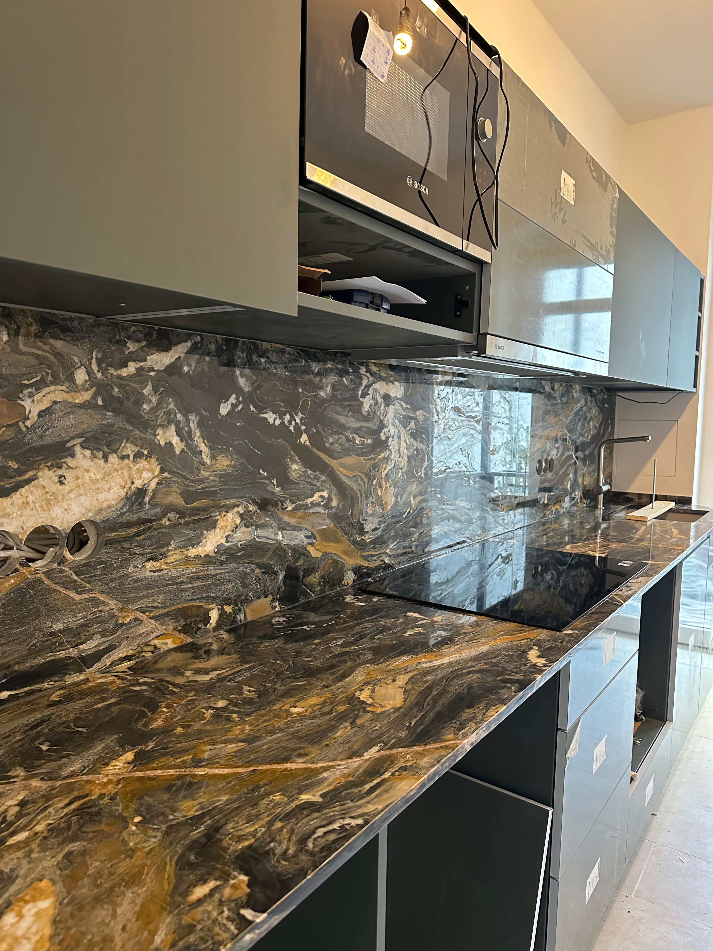 Detail der Oberfläche einer Imperial Grey Marmor Küchenarbeitsplatte – Granit Marmor Berlin