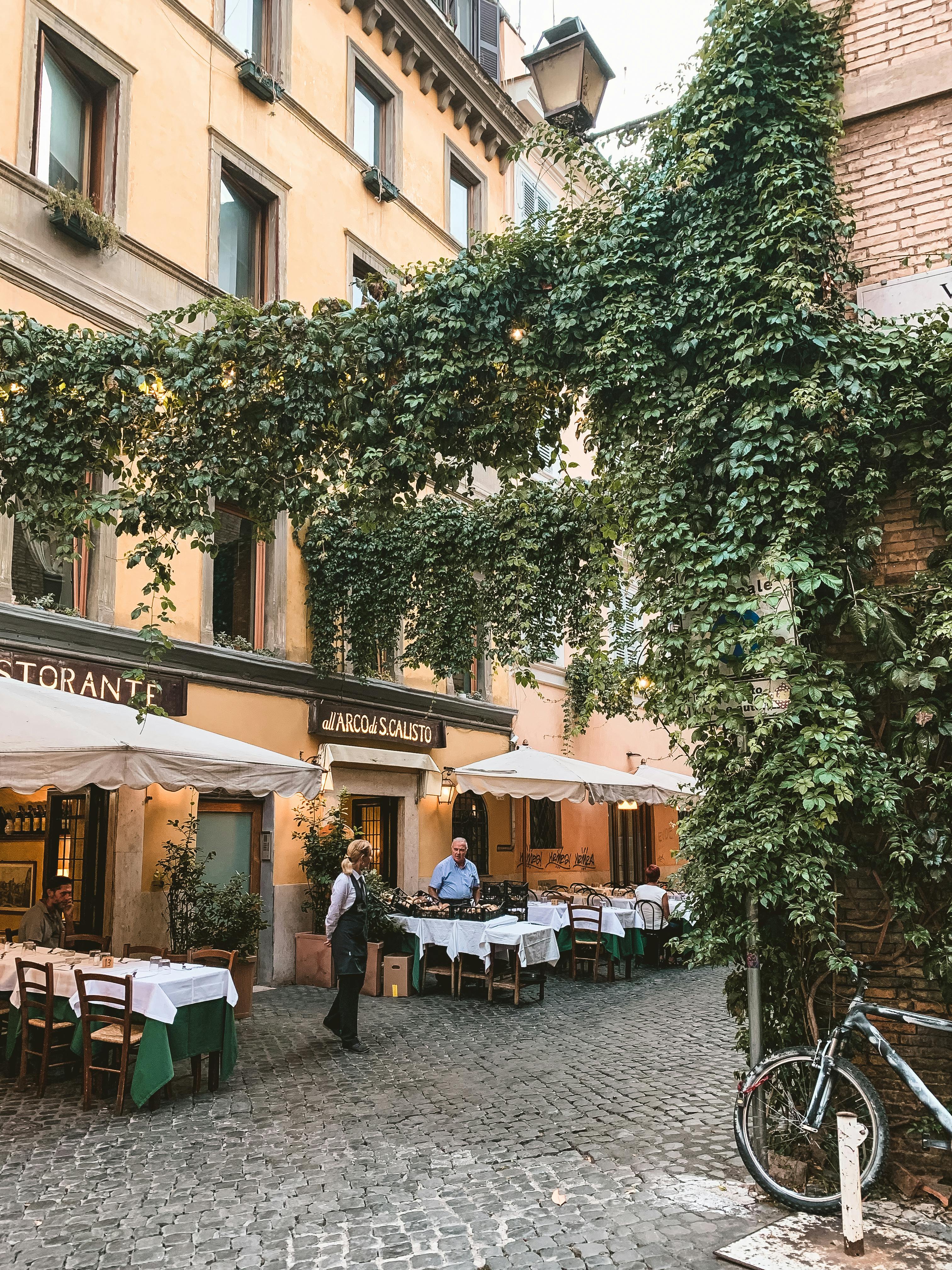 Trastevere at dinner, the Rome that doesn't appear in guidebooks.