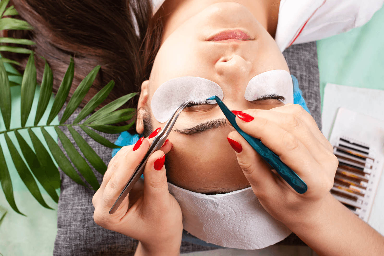 Friseur der gerade den Bart von seinem Kunden kürzt im Salon