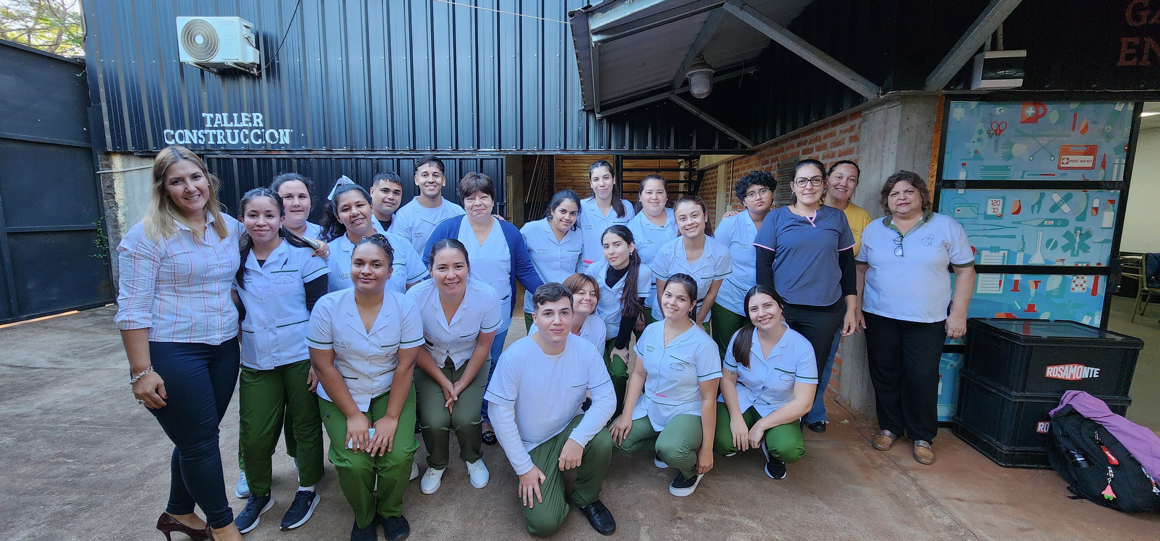 Capacita para la atención integral de la salud bajo supervisión profesional.