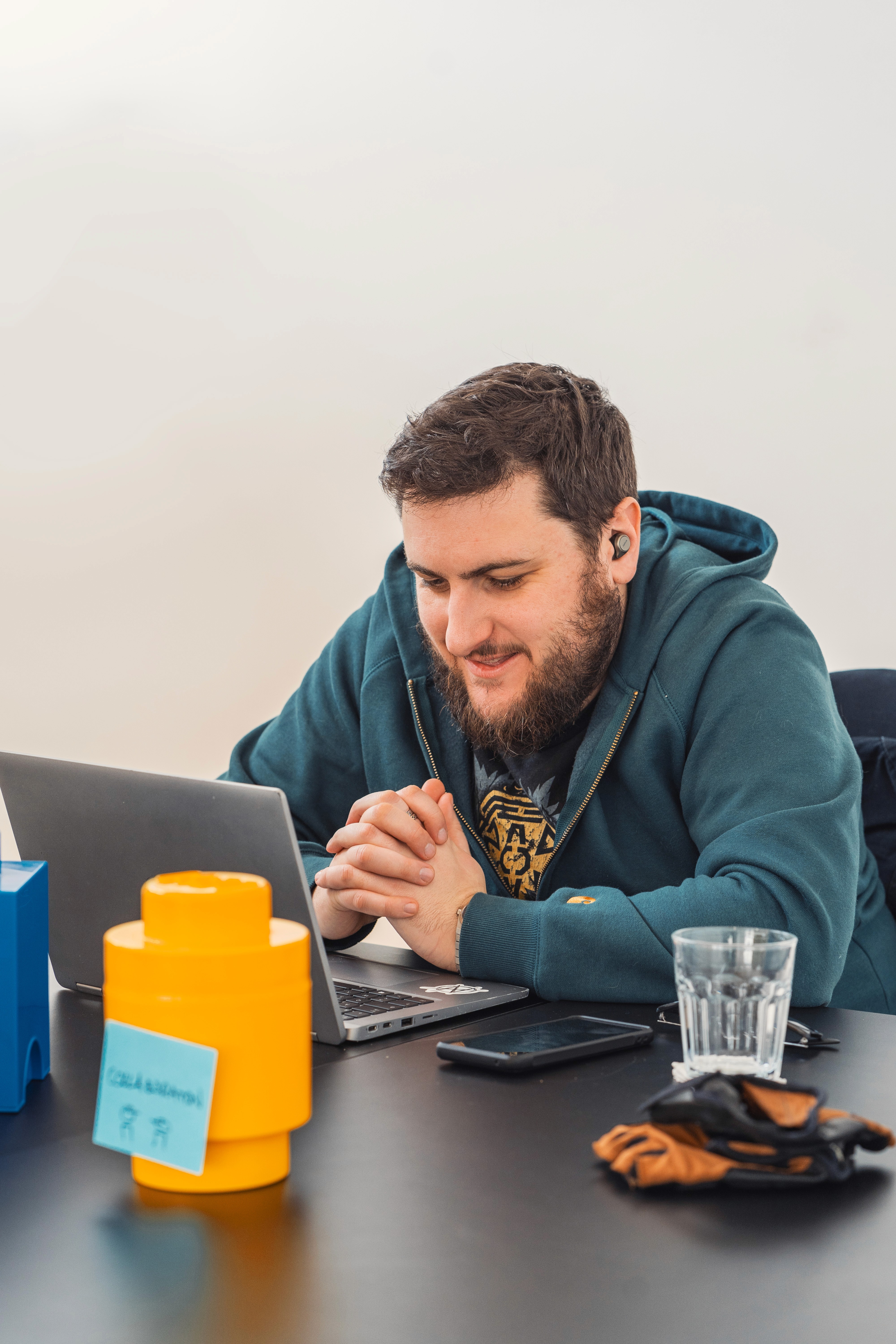 un homme en train de travailler sur son ordinateur