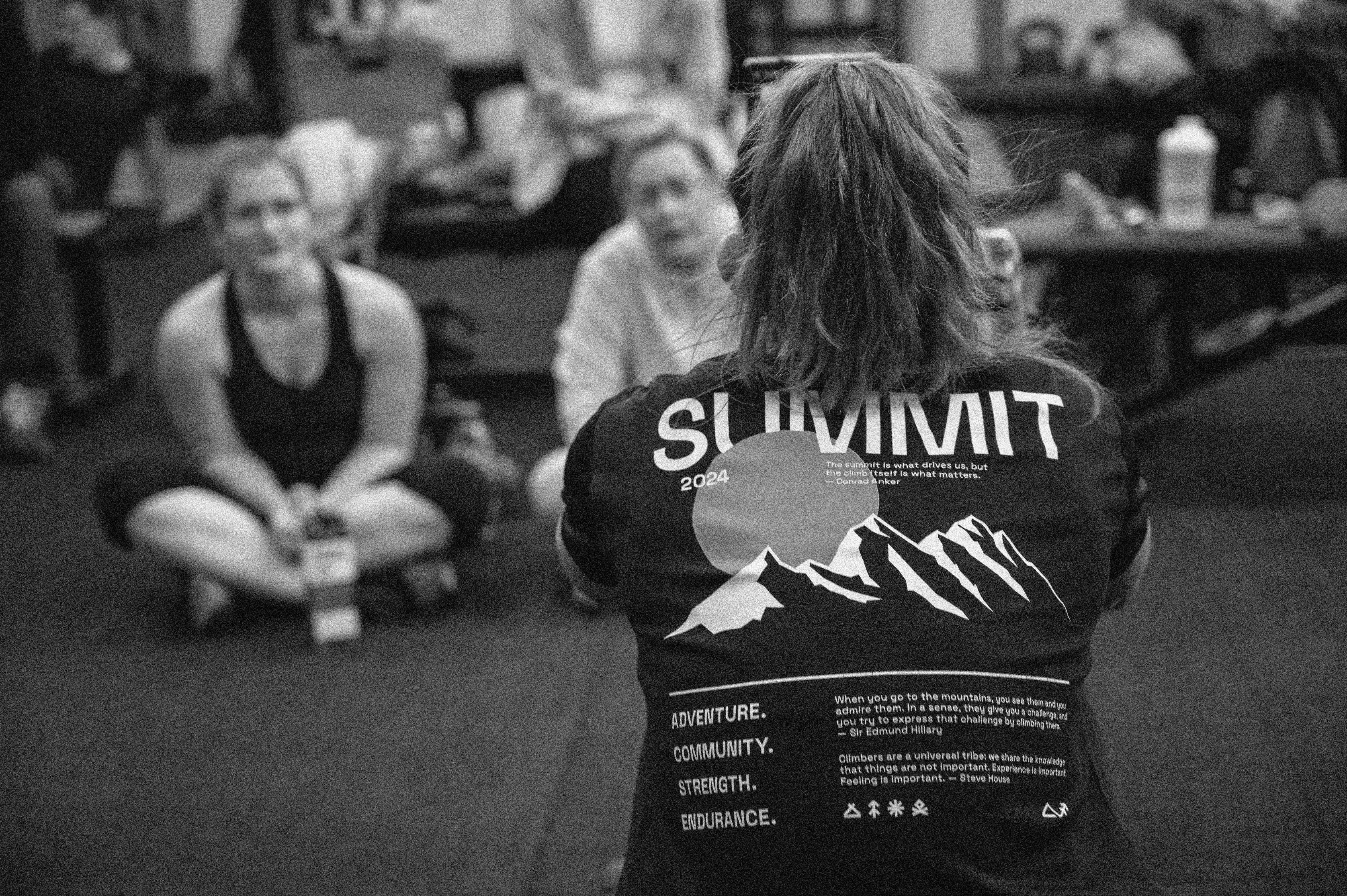 Summit sportoló evezőgépen edz