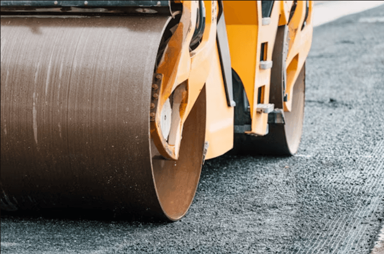 آلات ثقيلة تعمل على بناء طريق جديد في منطقة مفتوحة