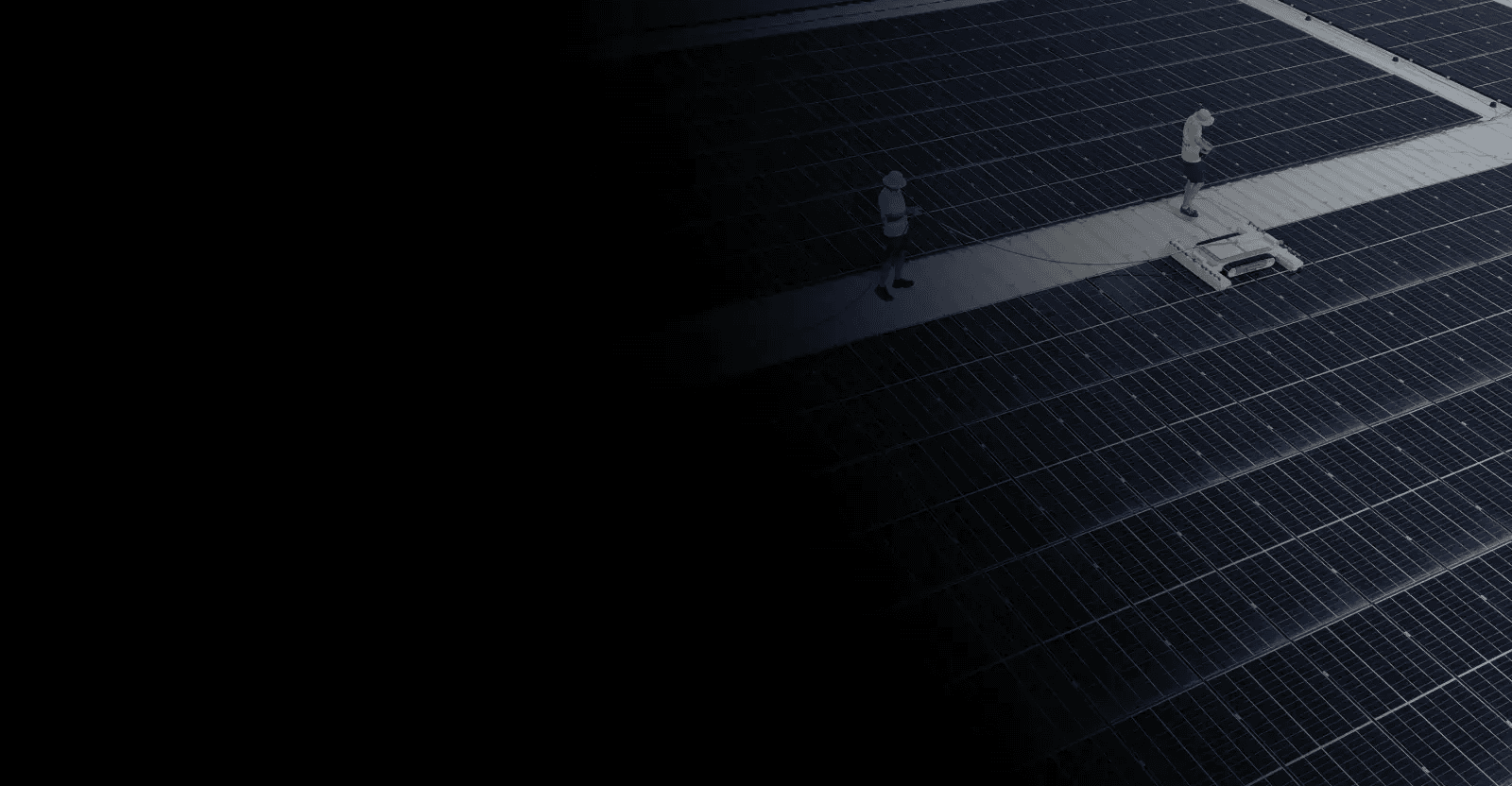 Fotografie din drona cu echipa spalpanouri folosing robotul Robsys RTM PRO pe panouri solare pe hala