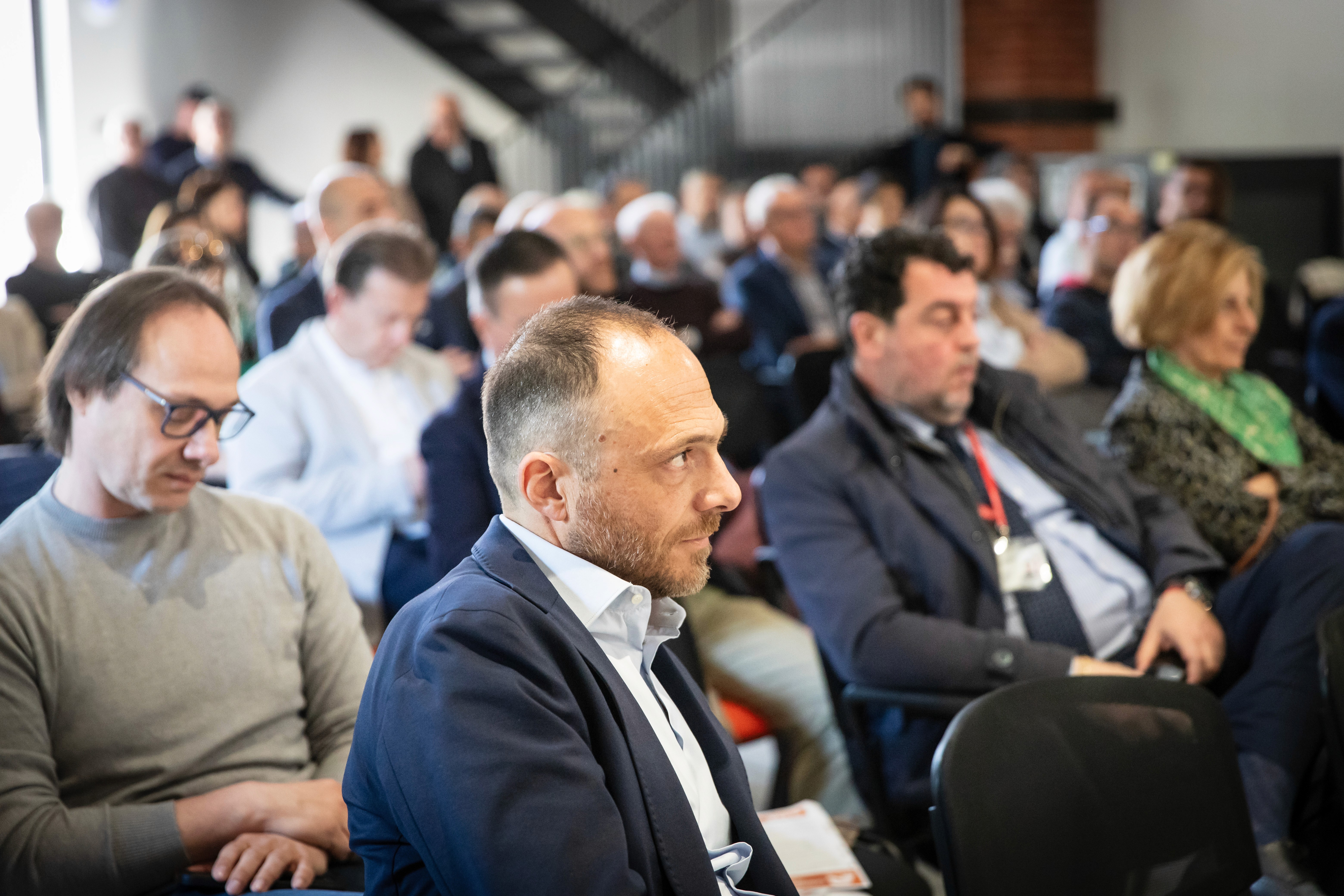 Sala piena durante l'apertura dell'inaugurazione del Casentino Tech Hub