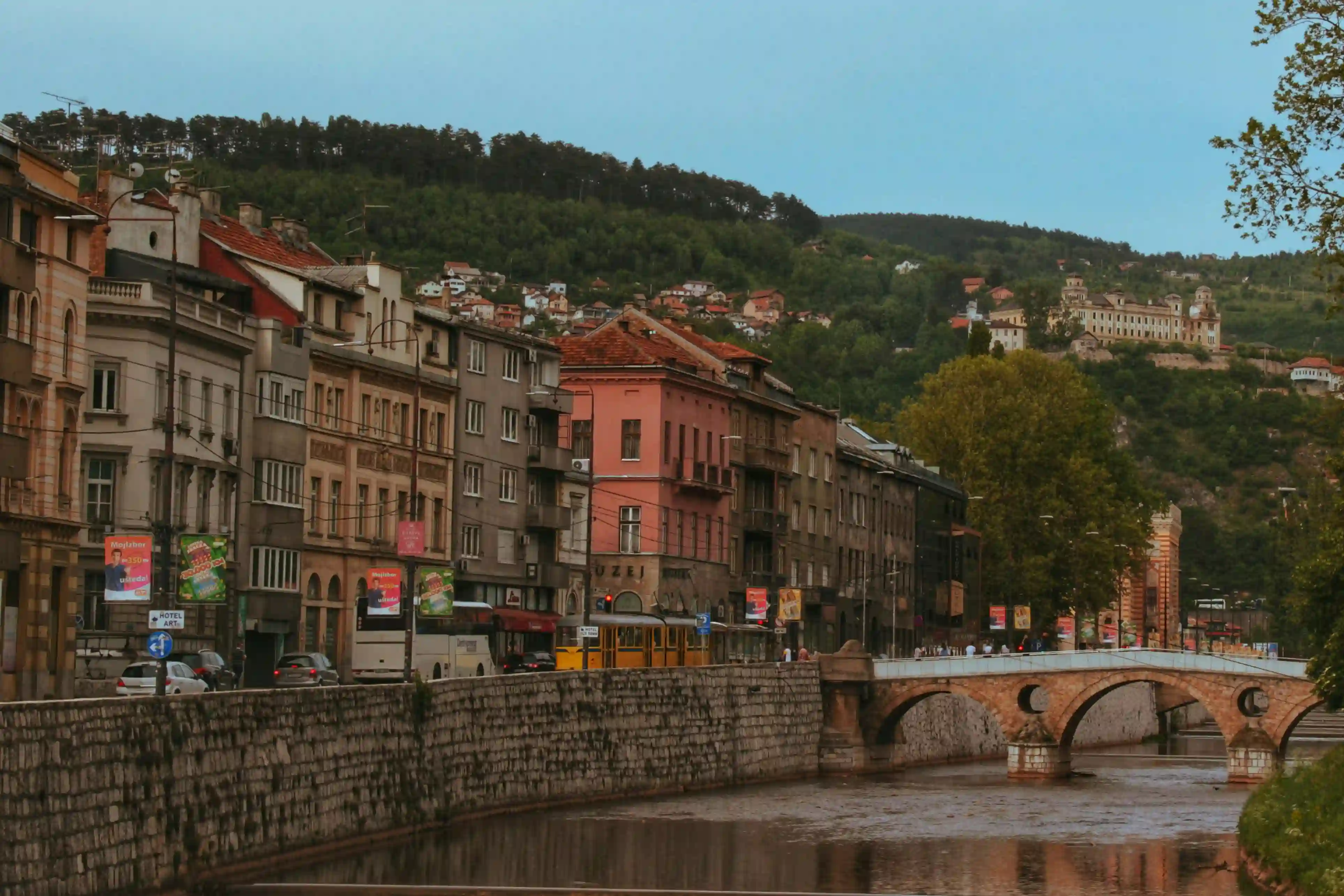 Um rio em Sarajevo, Bósnia e Herzegovina