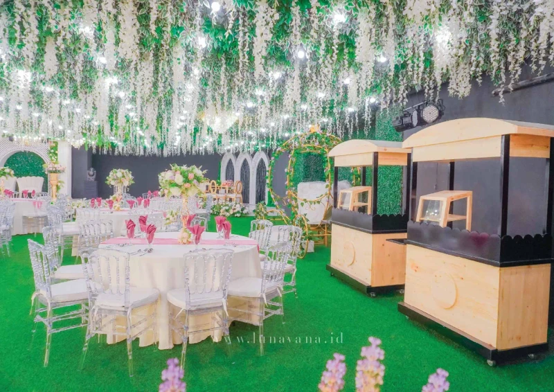 Food station kayu dan meja tamu yang tertata di area resepsi Aruna Vana Events