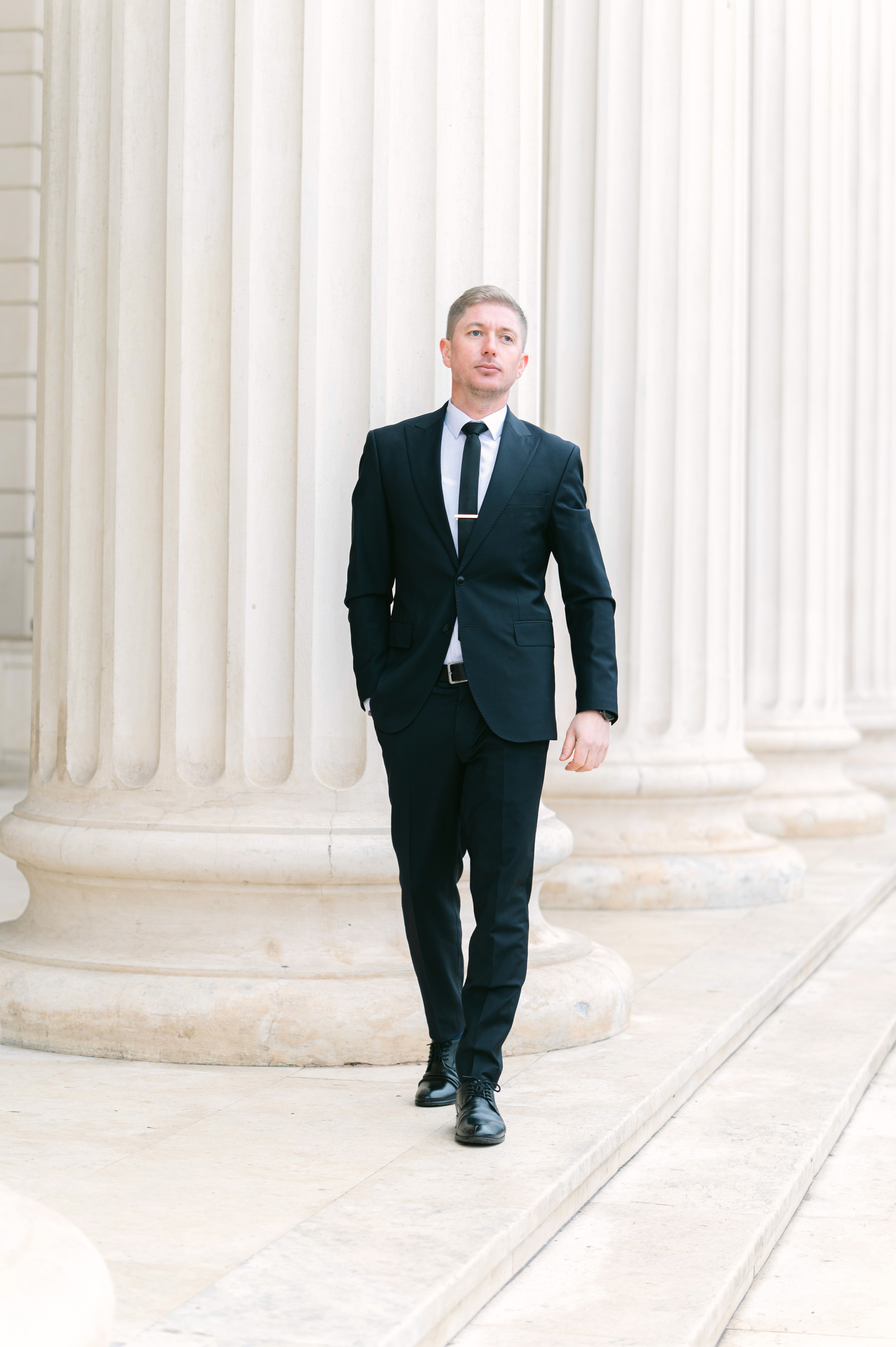 Ședință foto business exterior Ateneul Român, bărbat în costum navy