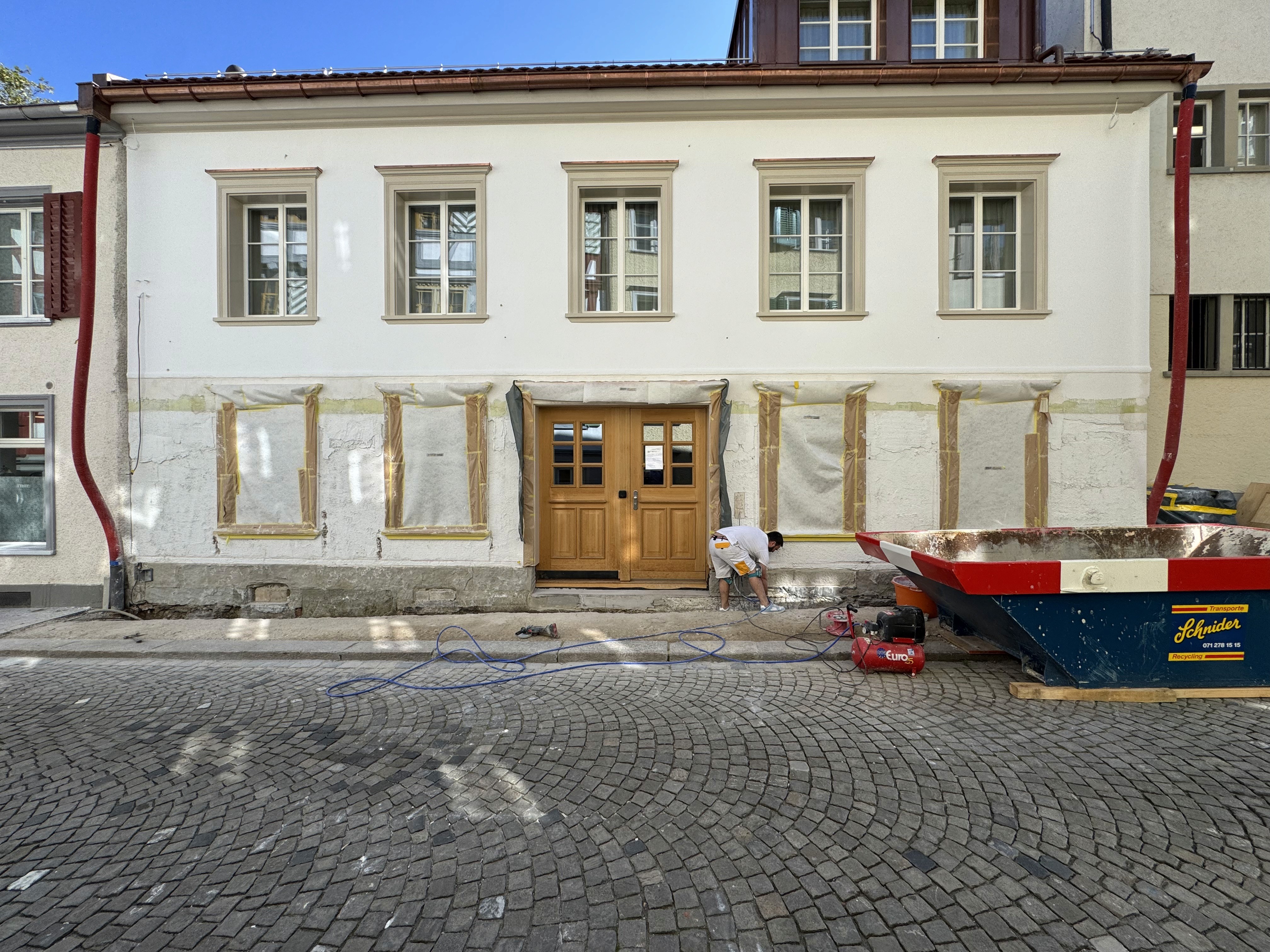 Strassenszene der Altstadt St. Gallen mit Blick auf das Haus Schwertgasse 18