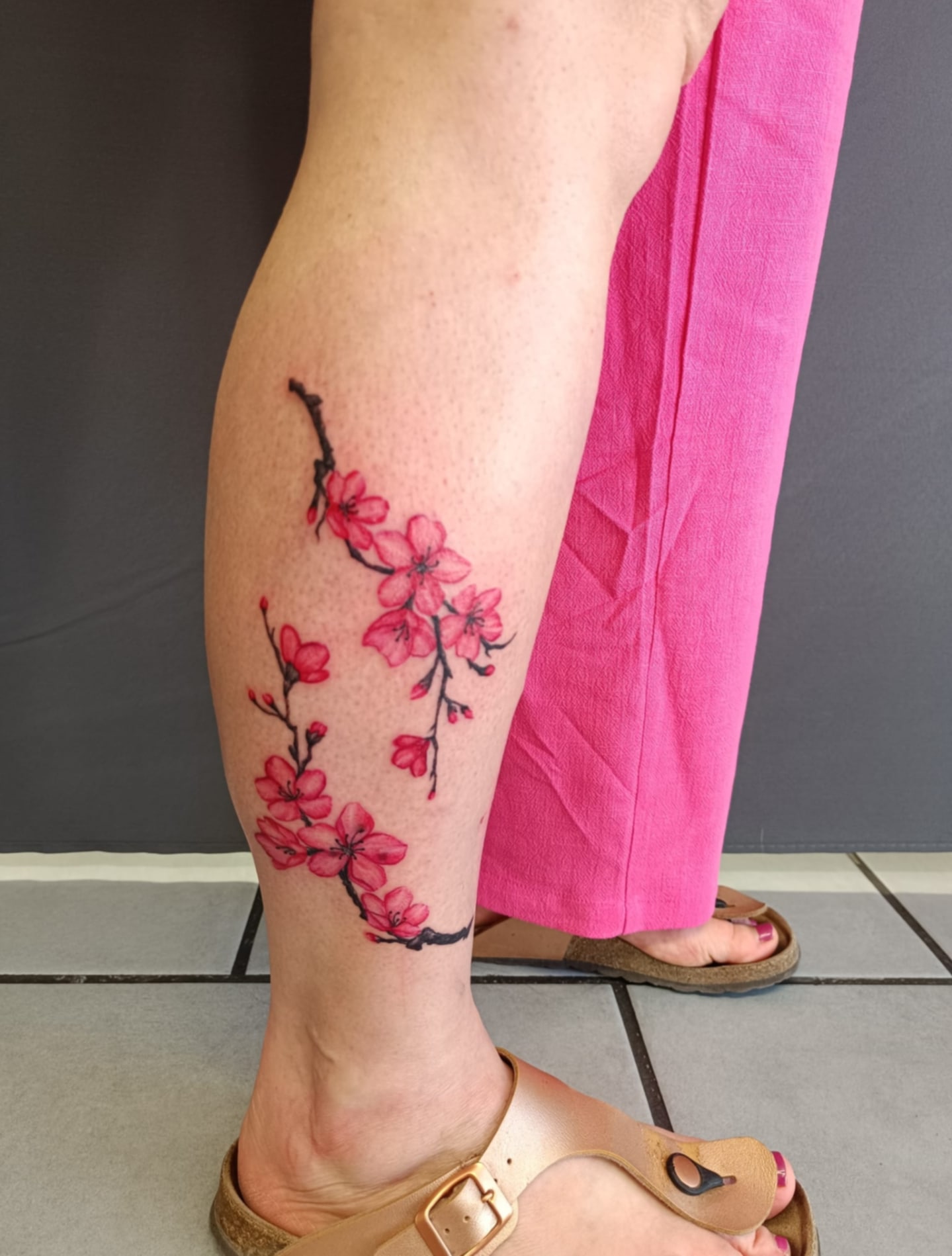 tatouage rose mollet femme en couleur rose