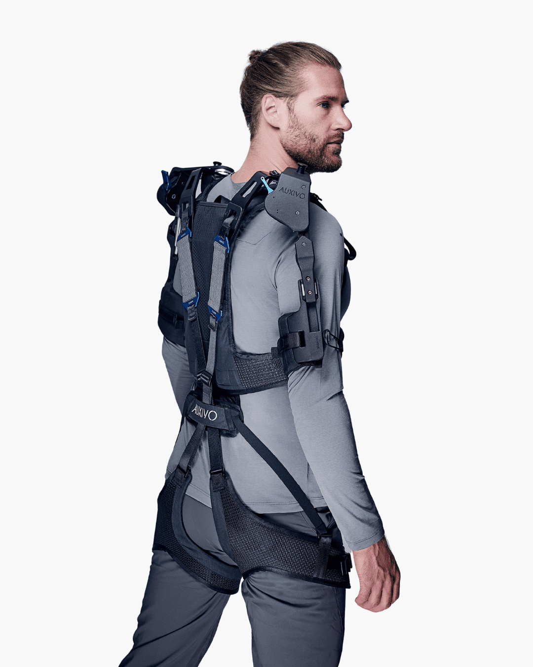 Homme portant l’exosquelette OmniSuit Auxivo vu de dos, montrant le soutien du dos et des épaules pour réduire la fatigue musculaire.