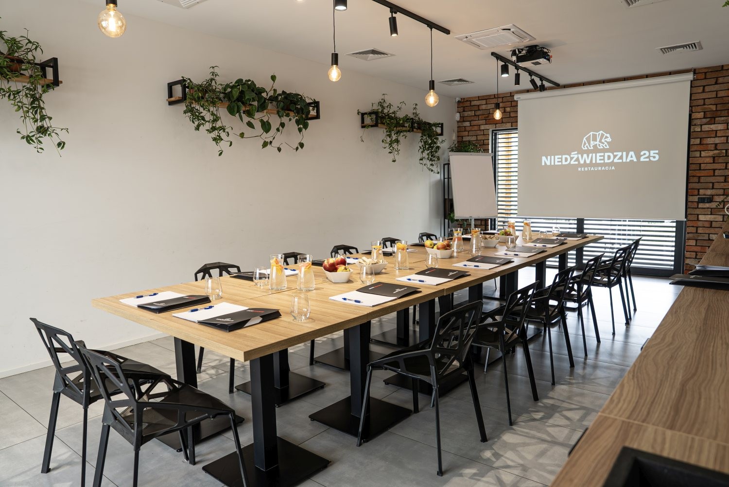 Przygotowana sala konferencyjna w Niedźwiedzia 25 – eleganckie stoły, światło i kameralny klimat do spotkań biznesowych
