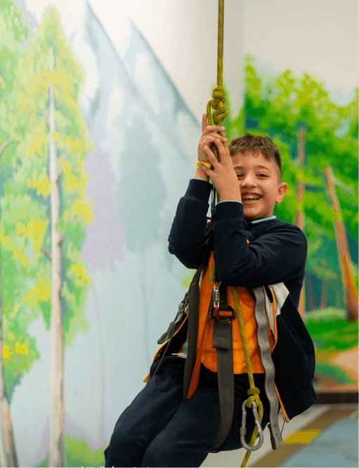 طالب يلعب بالارجوحة في بيئة لطيفة