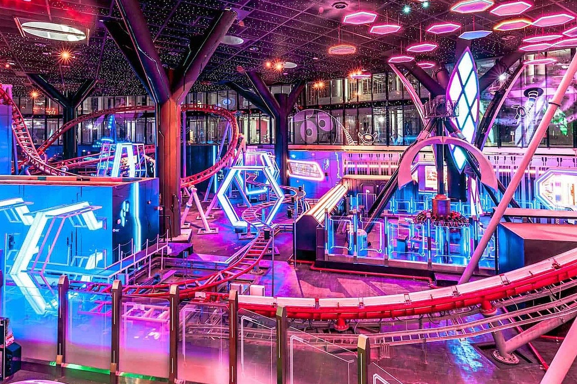 Le parc d'attractions couvert Quest, à Doha Oasis, avec ses manèges sous les lumières colorées