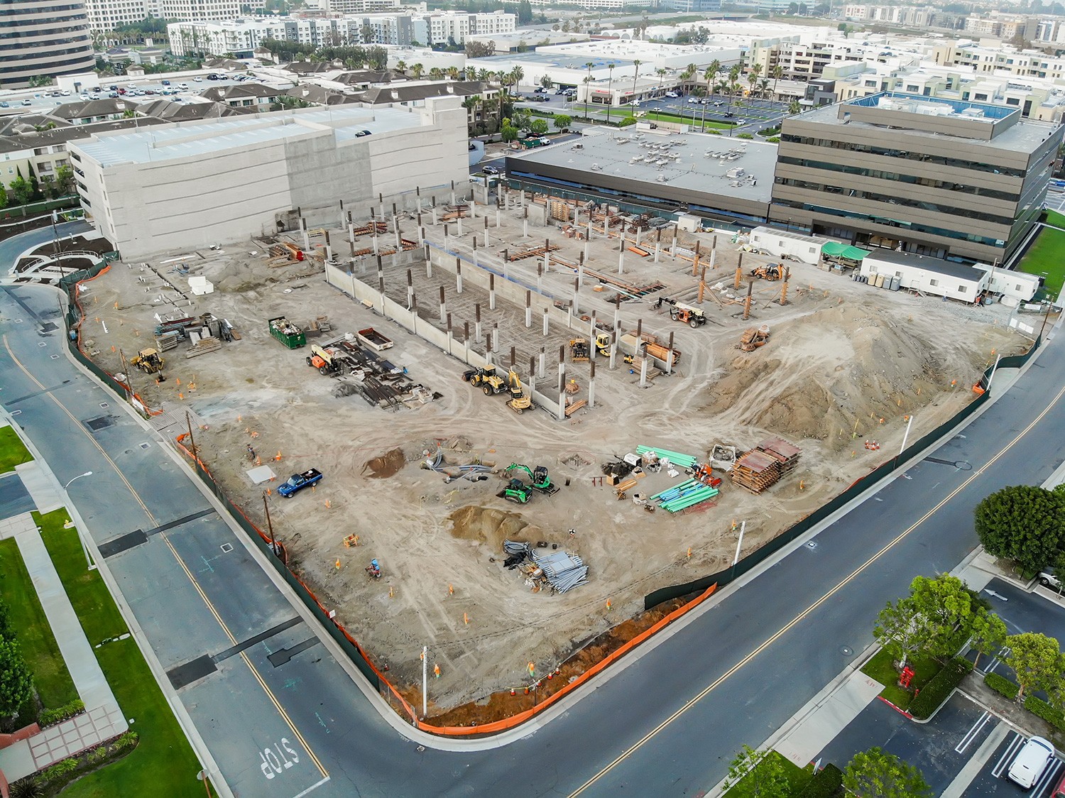 black computer keyboard on white textile