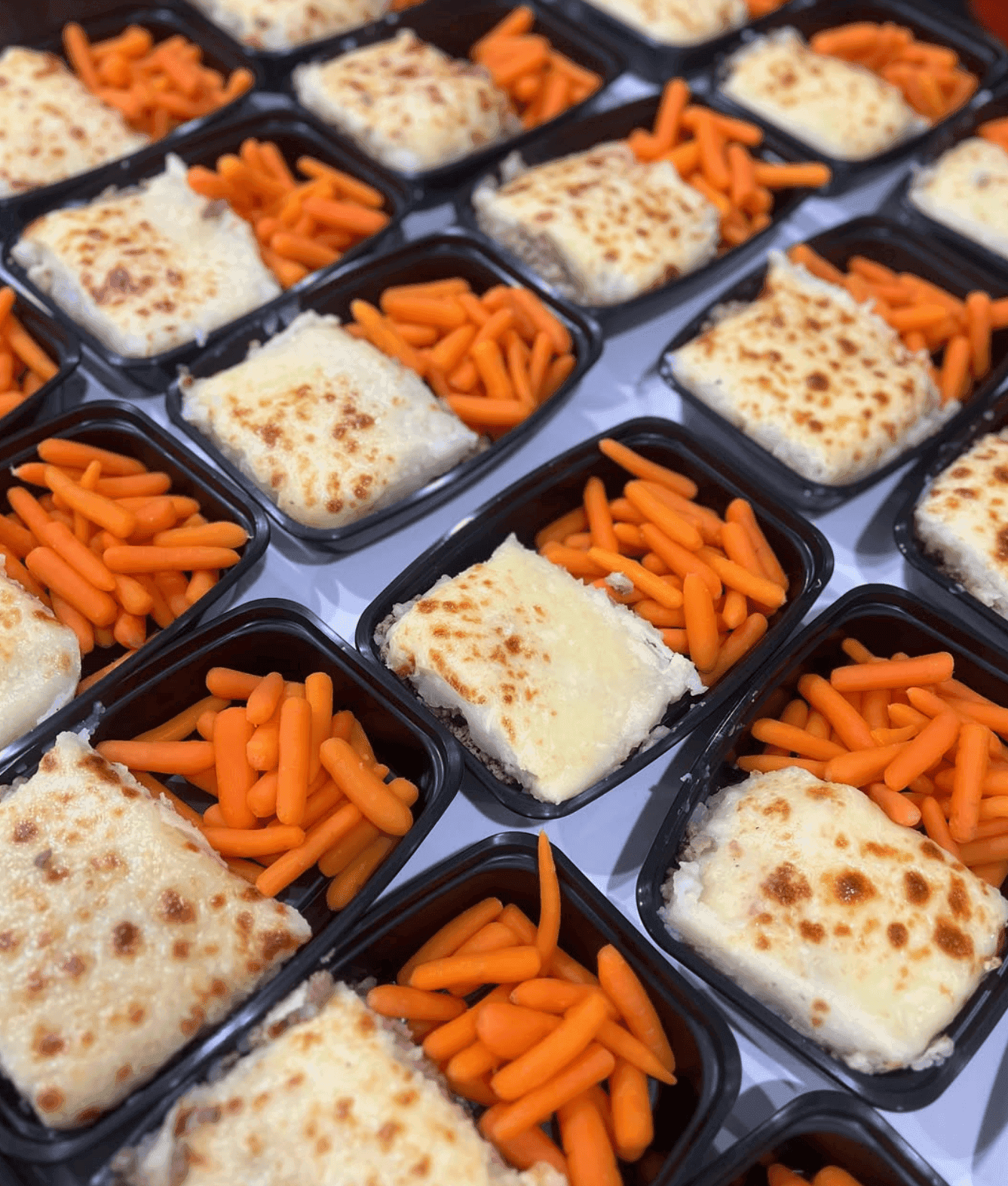 Pastel de papa gratinado con carne molida acompañado de zanahorias baby al vapor.