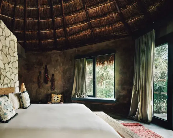 Arena Room: habitación con grandes ventanas con vista a la selva en Nômade Tulum.