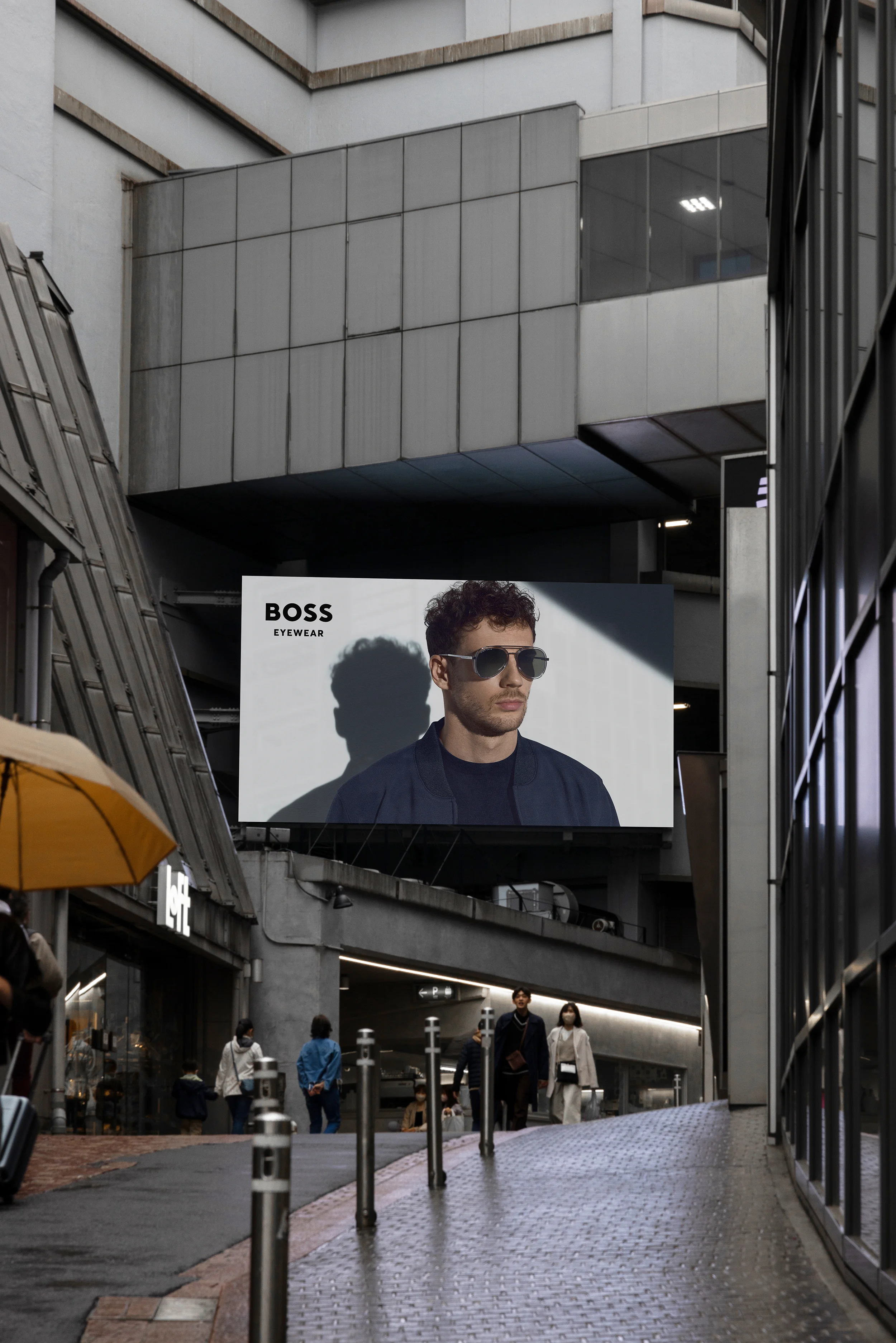 Einkaufstraße mit Anzeige von Hugo Boss Eyeware großflächen Plakat