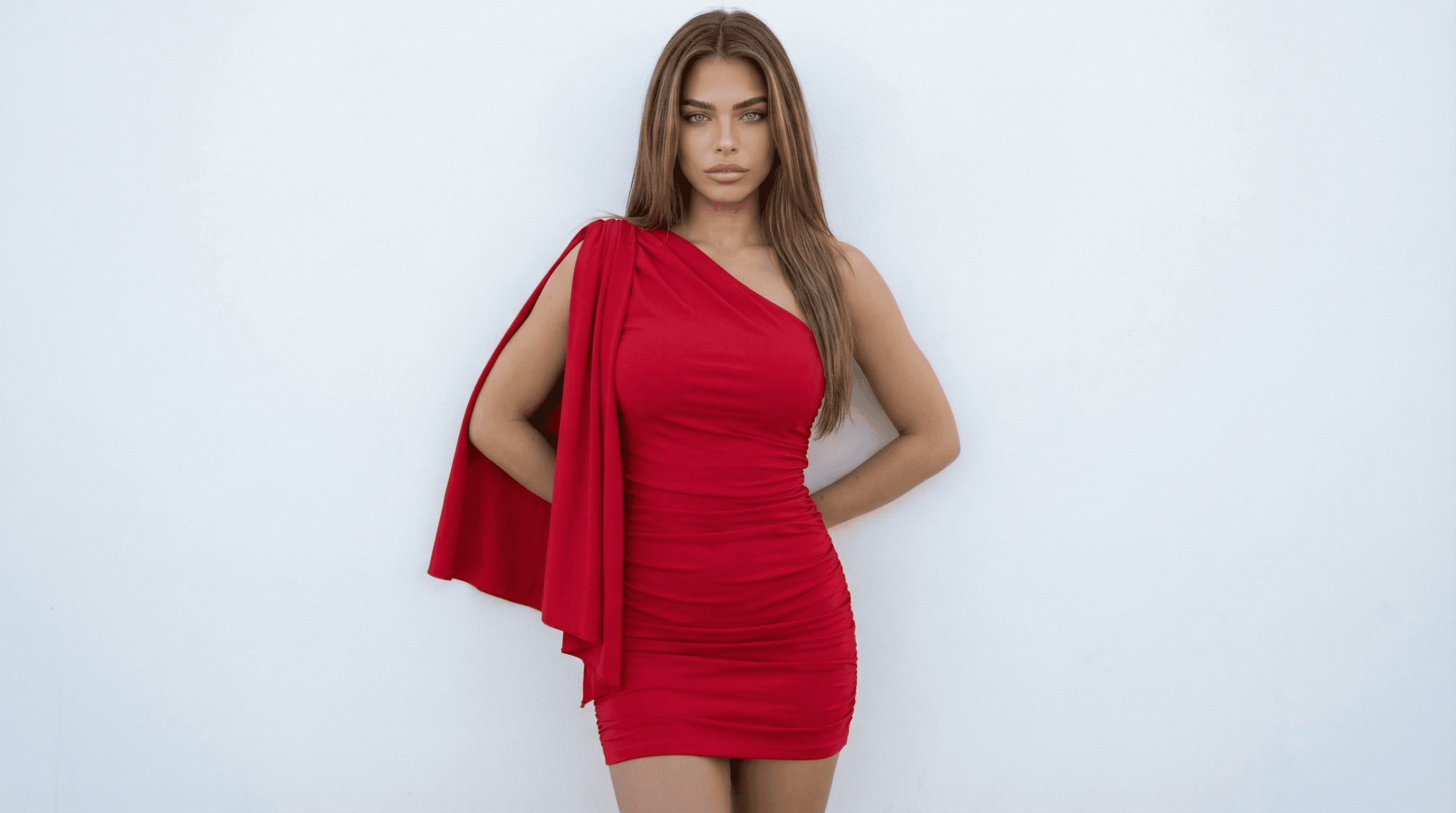 KI-Model im eleganten Satinhemd steht seitlich vor unscharfen warmen Lichtern, mit ruhigem Ausdruck und dezentem Make-up in modernem Ambiente