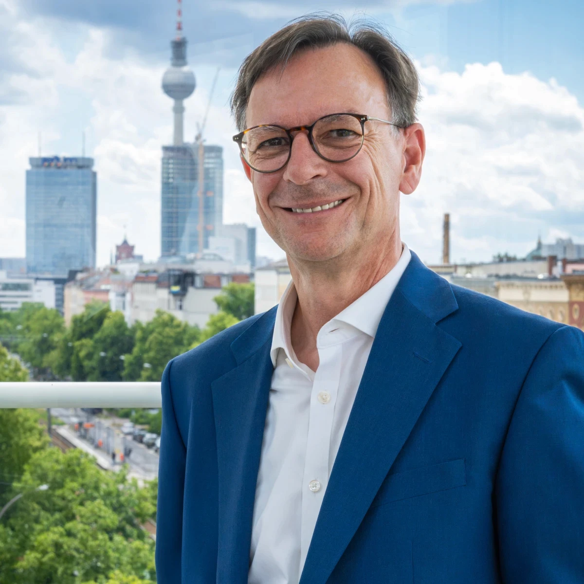 Porträt von Lutz Graupner, Steuerberater und Partner, vor der Berliner Skyline