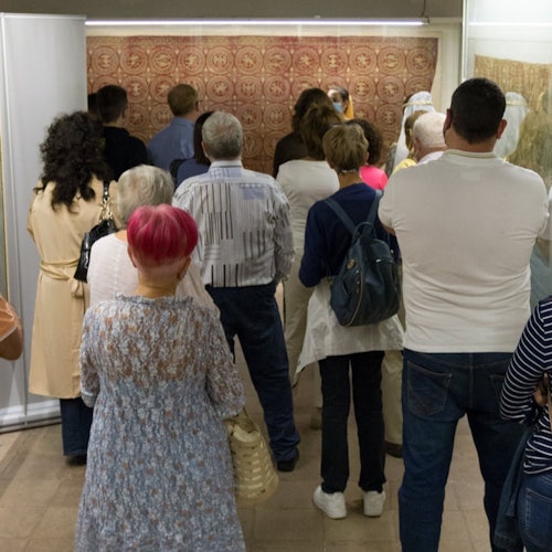 在“阿纳尼的耳光”历史重演活动中，参与导览，享受身穿服装的角色扮演者带来的引导之旅