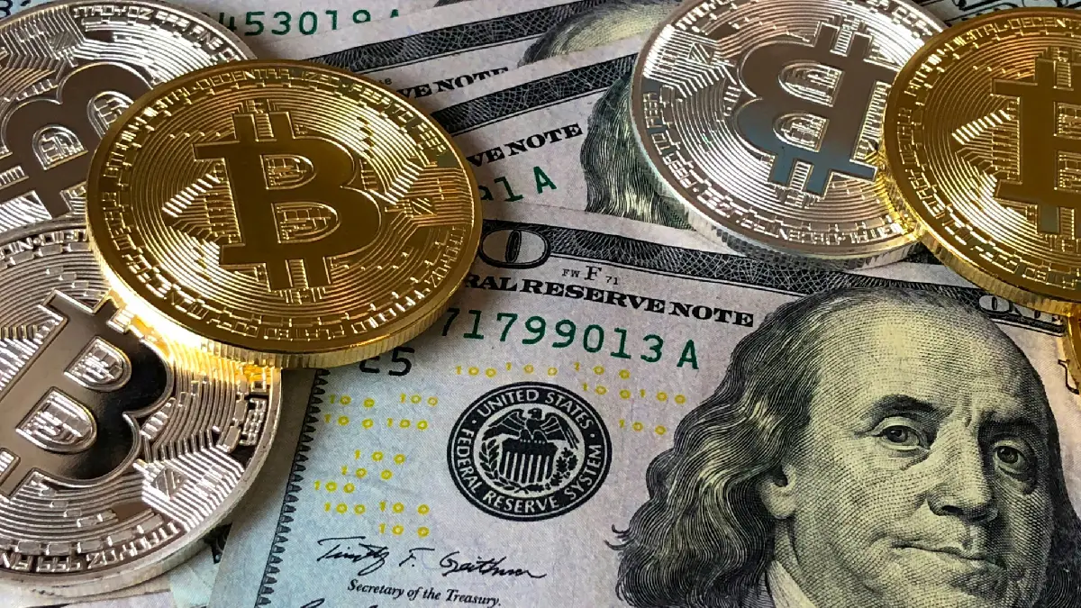 Bitcoin e notas de dolar
