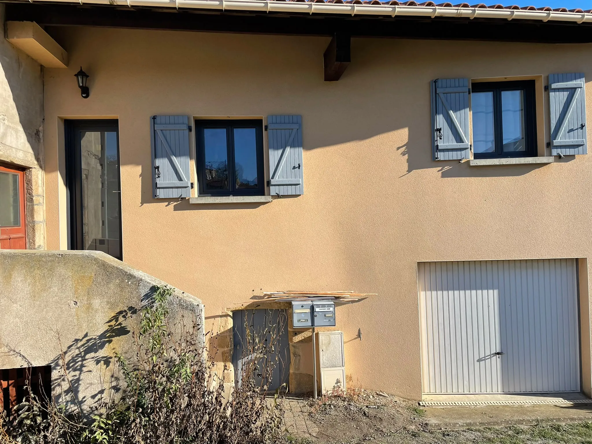 Volets battants bleus sur une maison — AFermetures