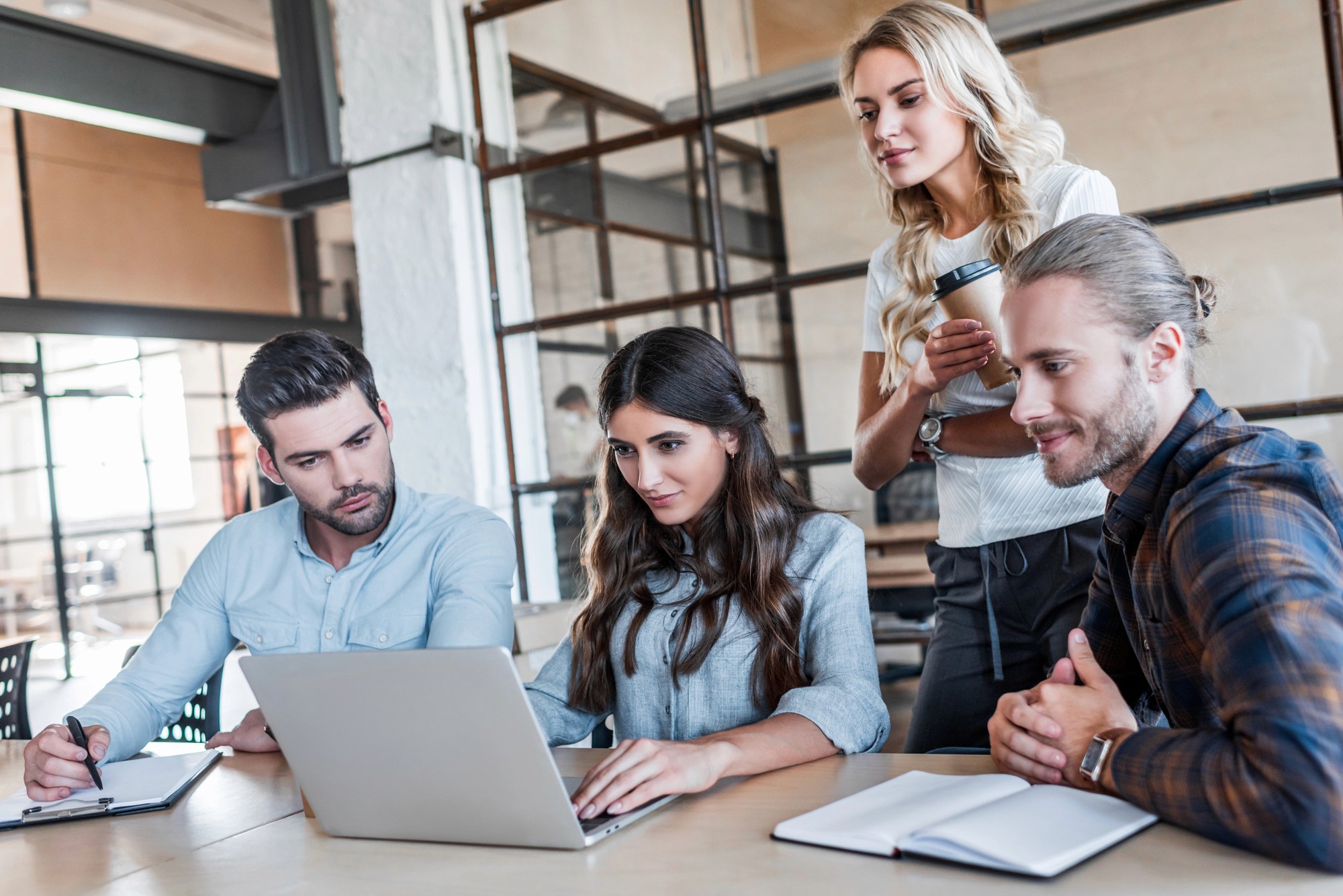 Das Team unserer PowerPoint Agentur Köln arbeitet an einem Pitch-Deck-Design.