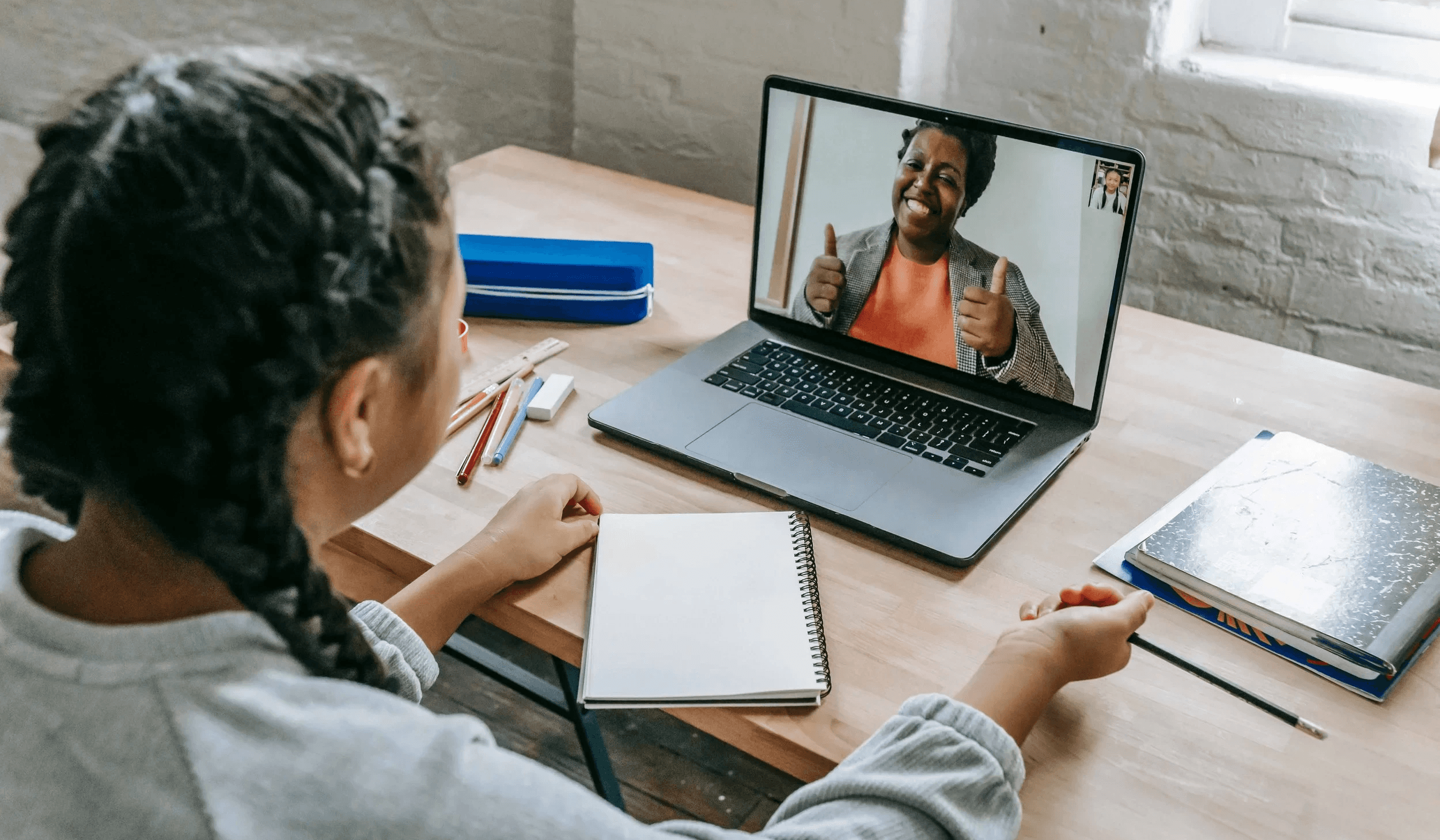  Girl learning through online video call - Best French Courses Online 