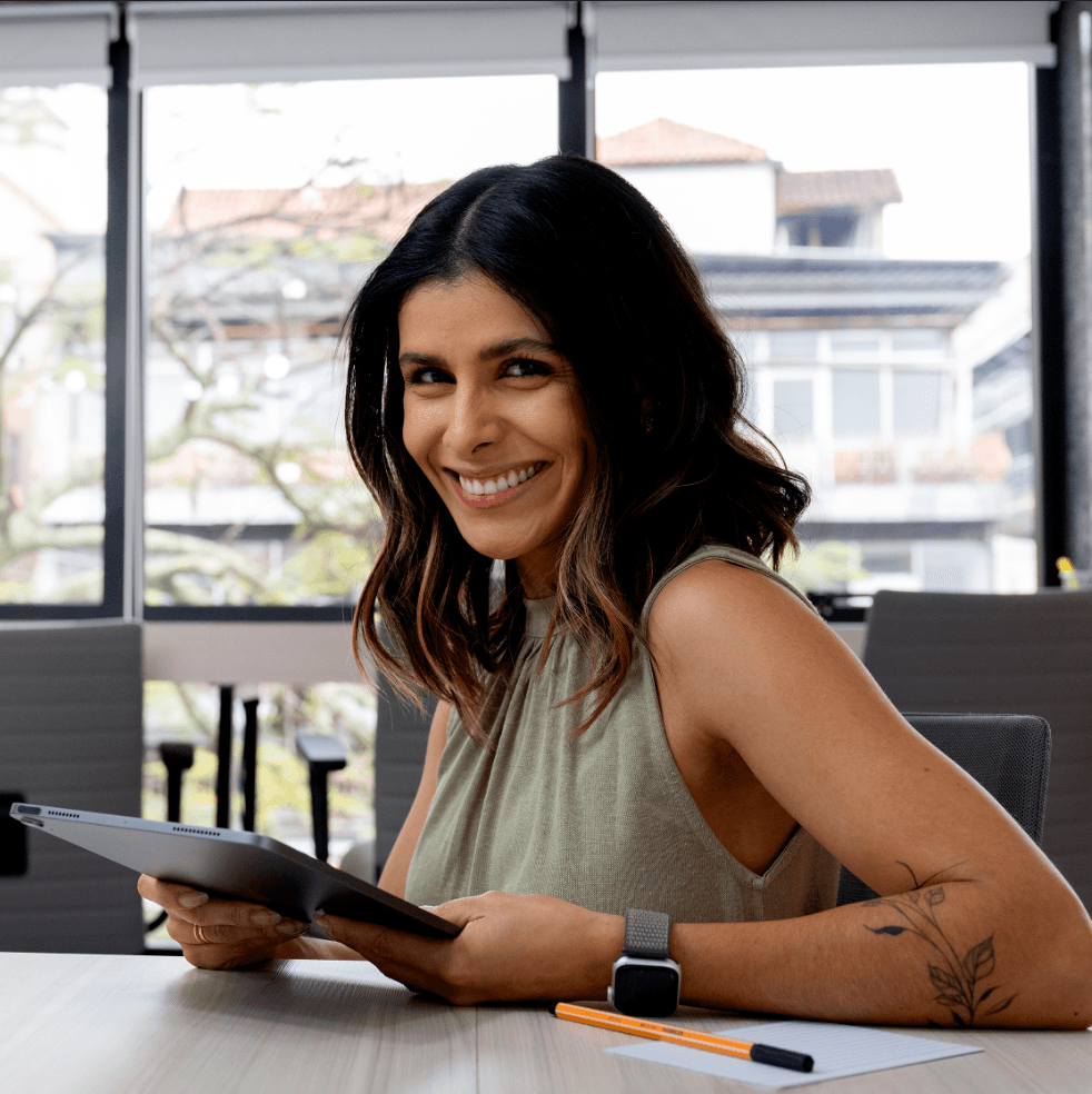 Uma família feliz: um pai segura sua filha enquanto sorri para a mãe, que está perto, tudo em um ambiente aconchegante.