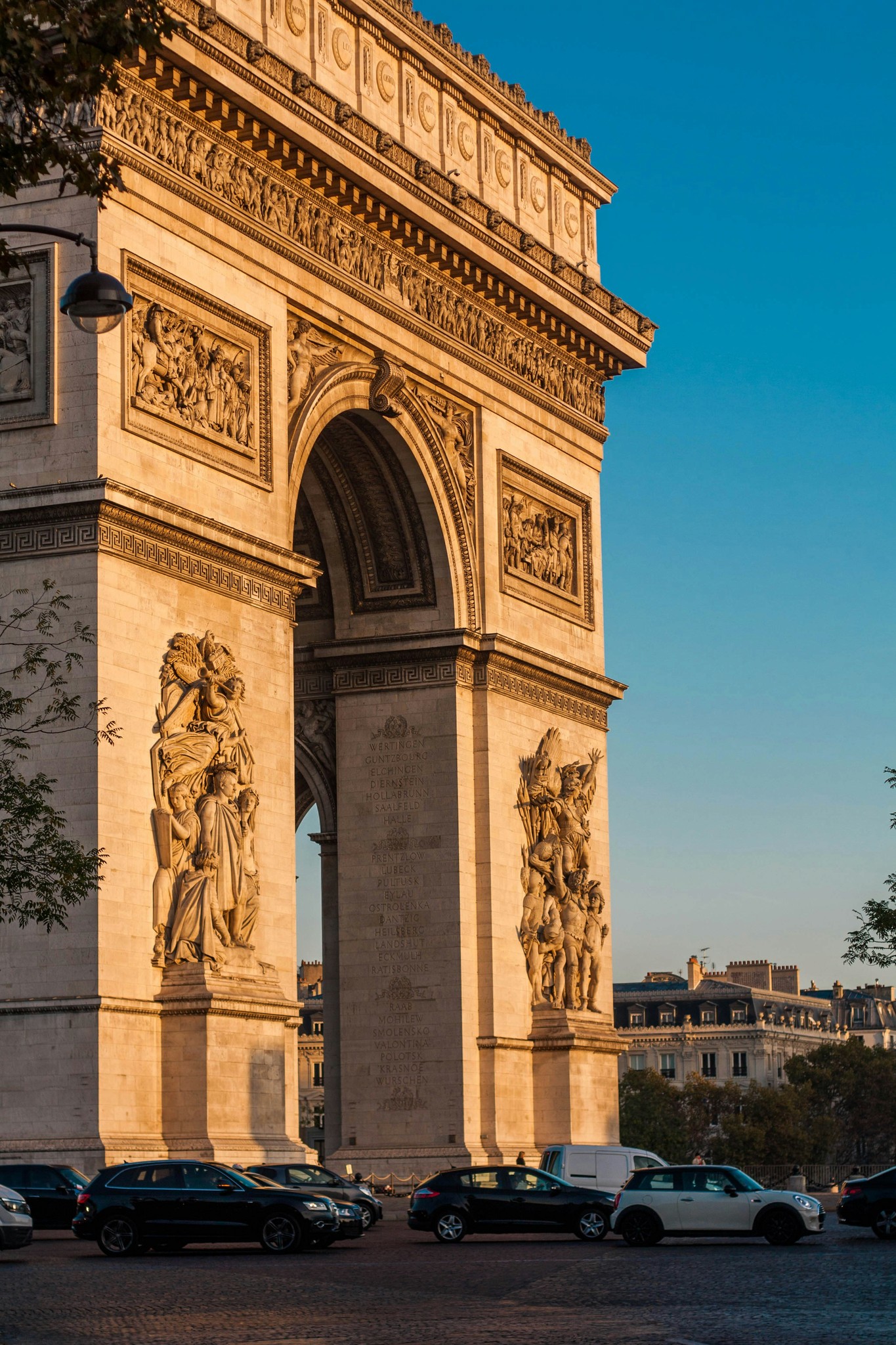 Arc de Triomphe à Paris au coucher du soleil.