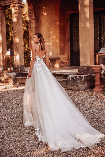 Brautkleid mit tiefem Rückenausschnitt und floraler Spitze