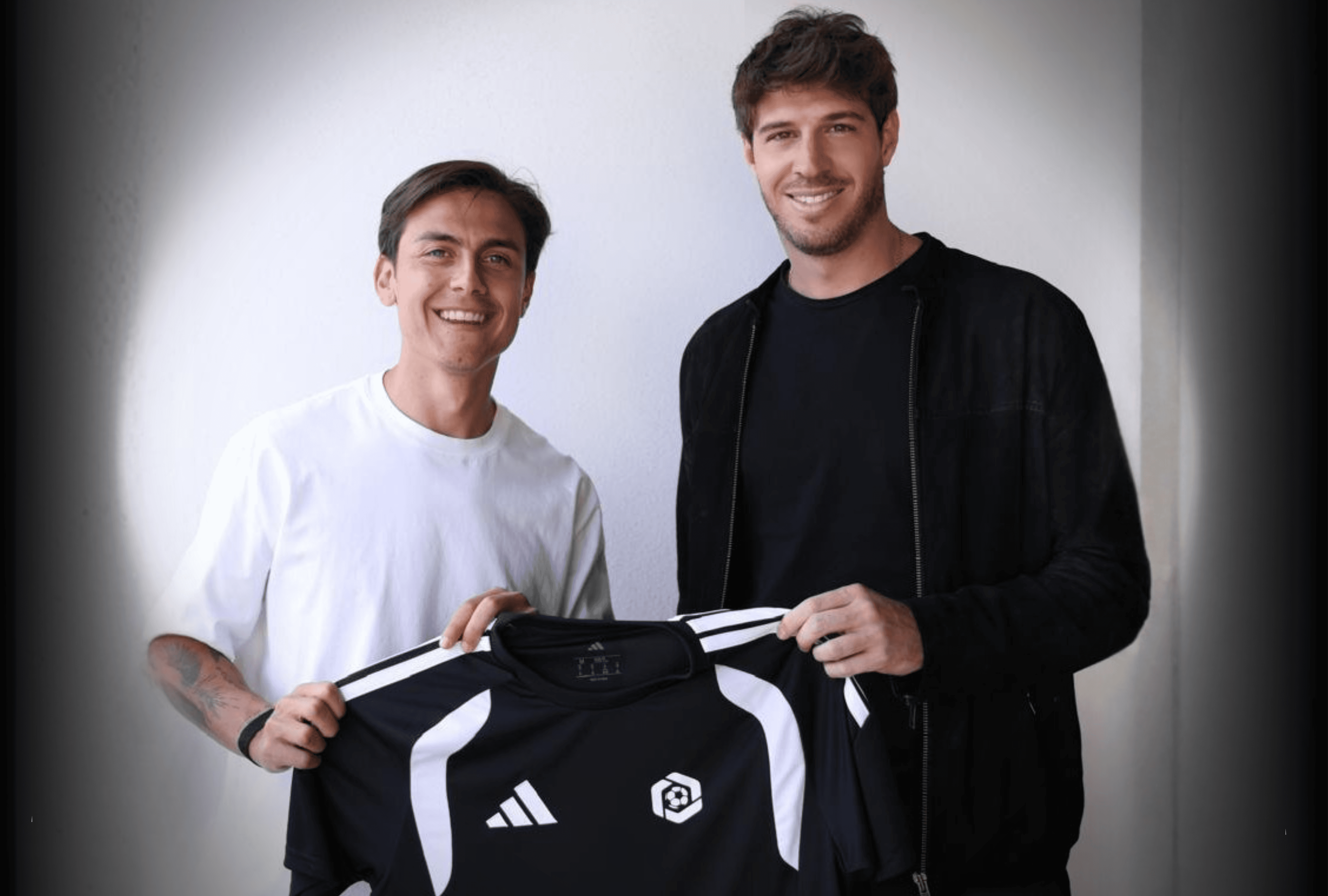 Paulo Dybala y Juan Cruz Gotta posando juntos con la remera oficial de LDP, de pie y sonriendo.