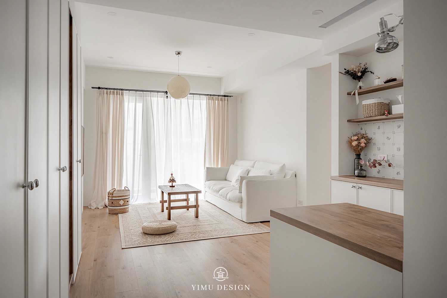 柔光森住宅客廳設計，留白牆面與溫潤材質營造舒適氛圍