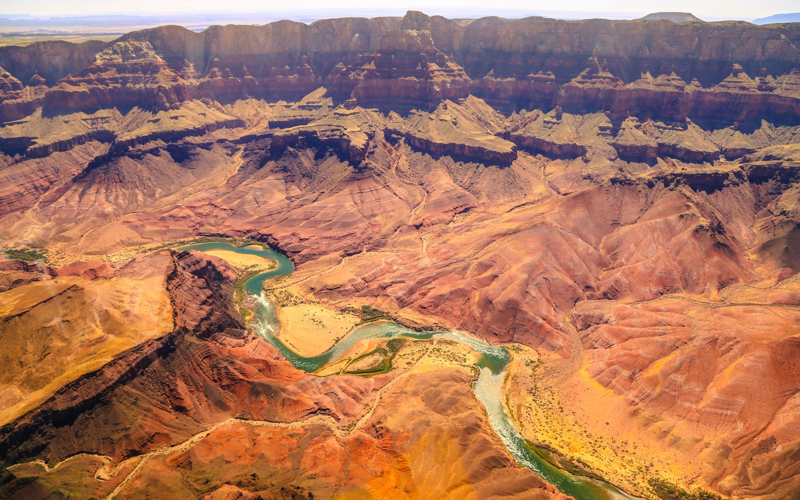 Grand-Canyon-Luftansicht mit einer Hummer-Tour, die die weitläufige Landschaft des Canyons von Las Vegas, Nevada, aus zeigt.