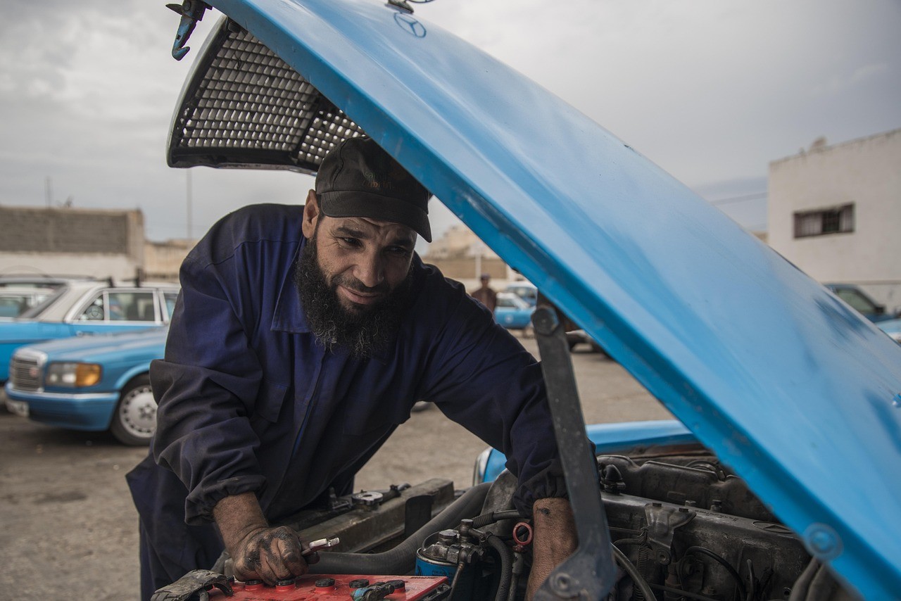 Inspection complète d’un véhicule réalisée par un mécanicien professionnel dans un garage automobile