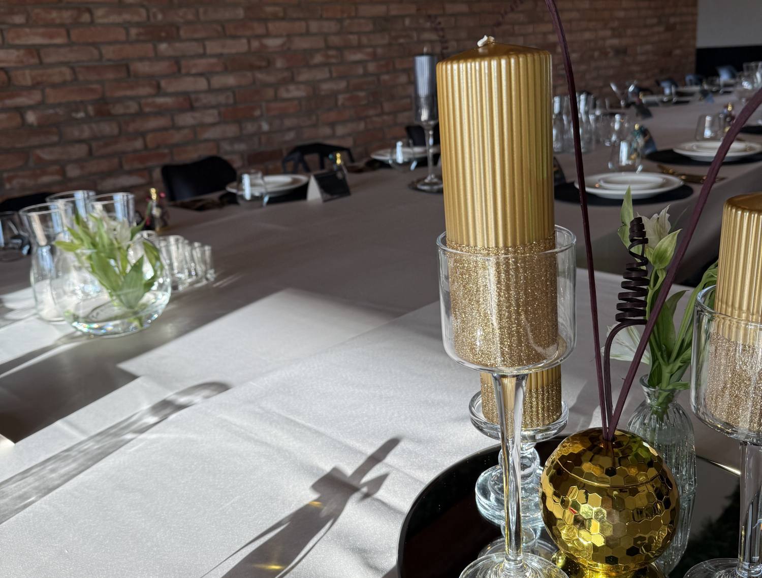 dekoracje stołu na przyjęcie w restauracji pod Poznaniem złote dodatki