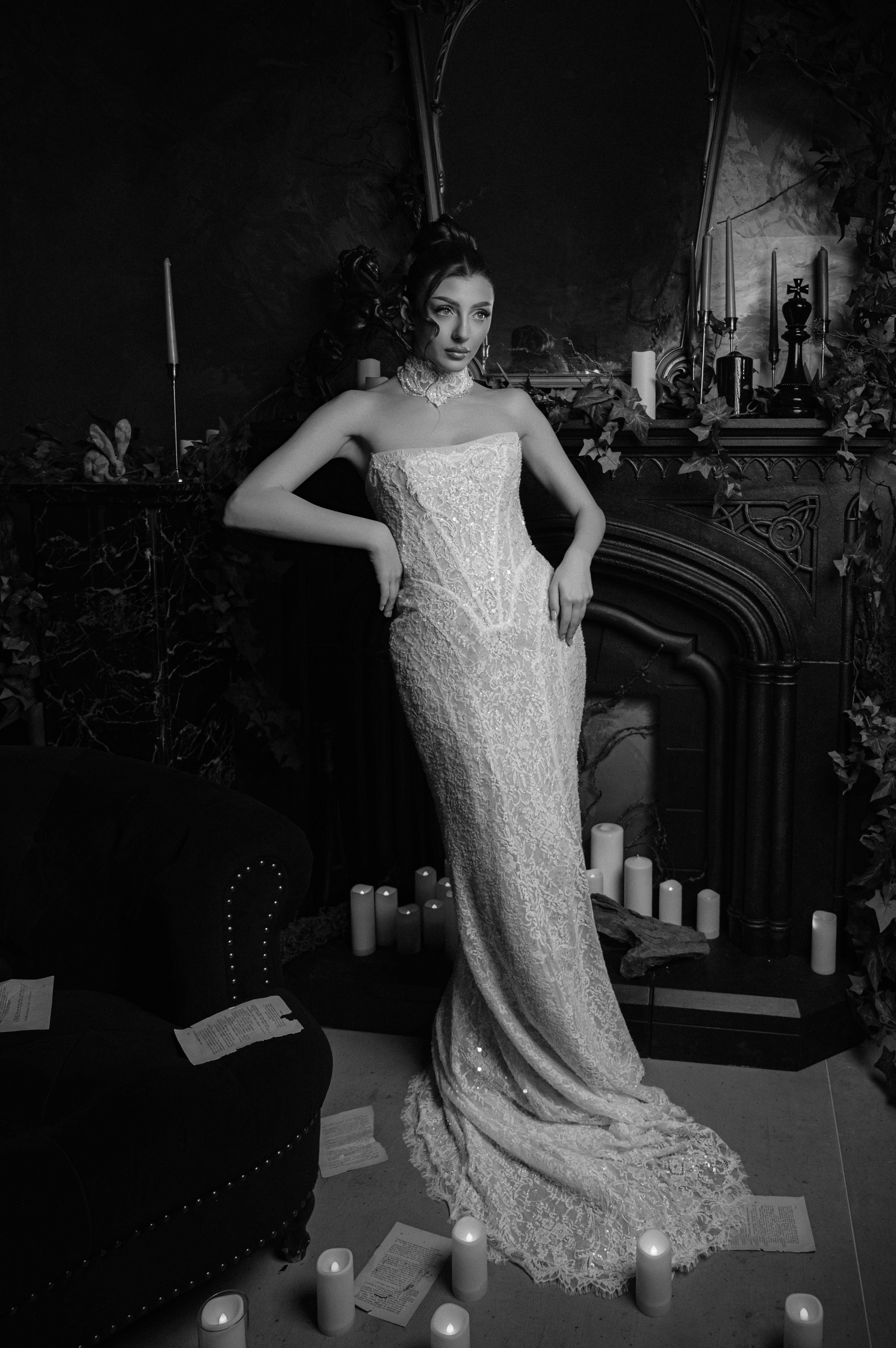 Portret alb-negru de mireasă cu rochie elegantă și atmosferă cinematică, fotografie bridal în București