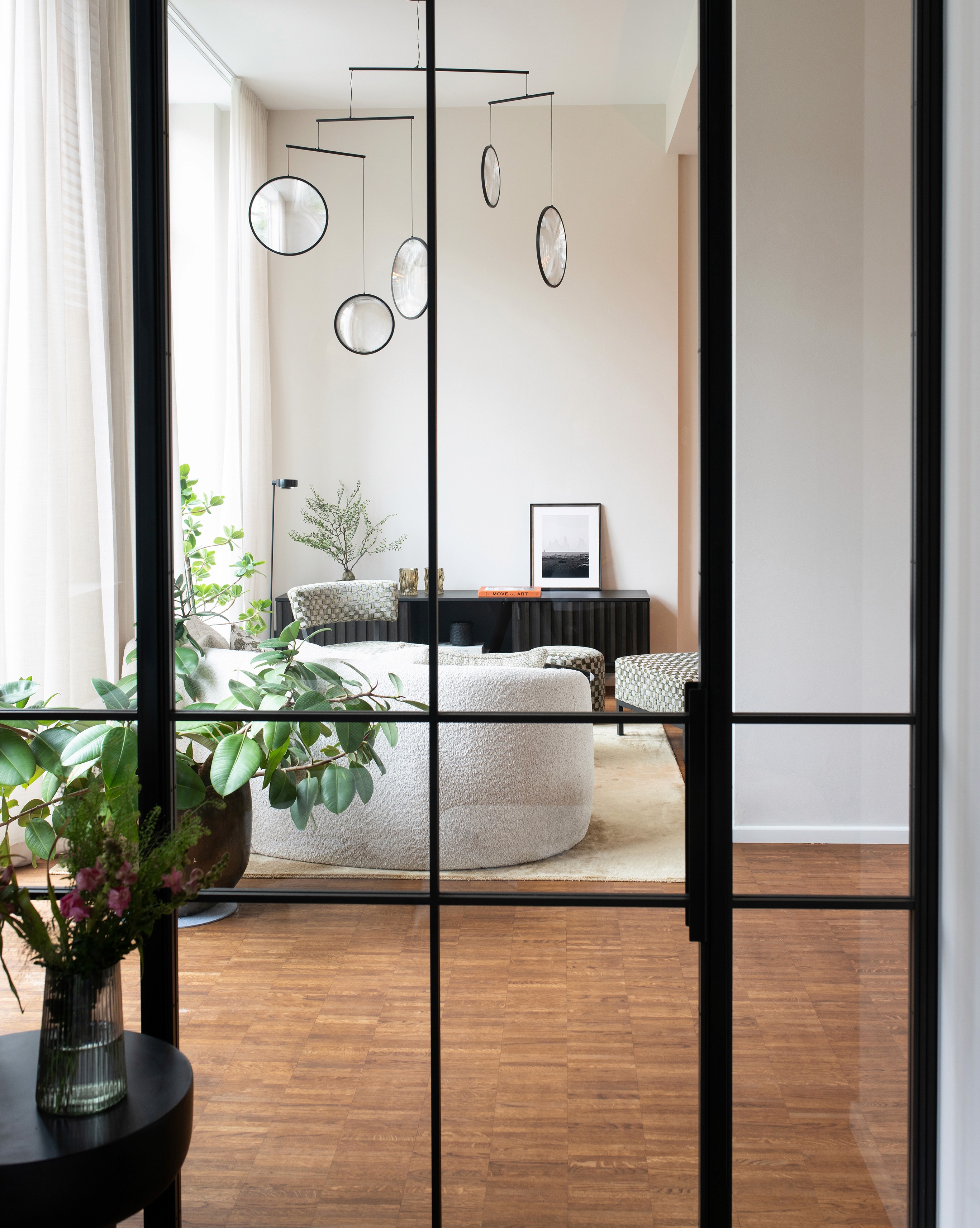 be. INTERIOR STUDIO | GALERIE | Stahl Glastür