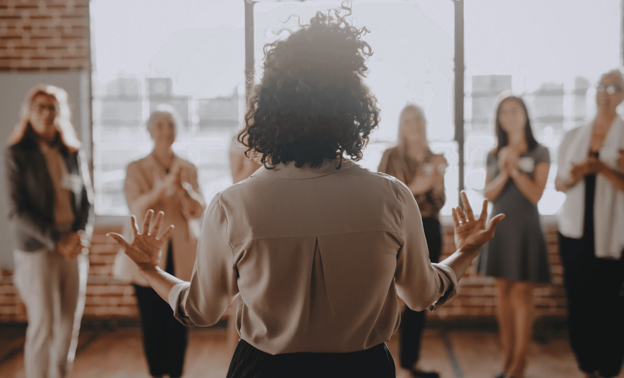 entrenador facilitando sesión grupal